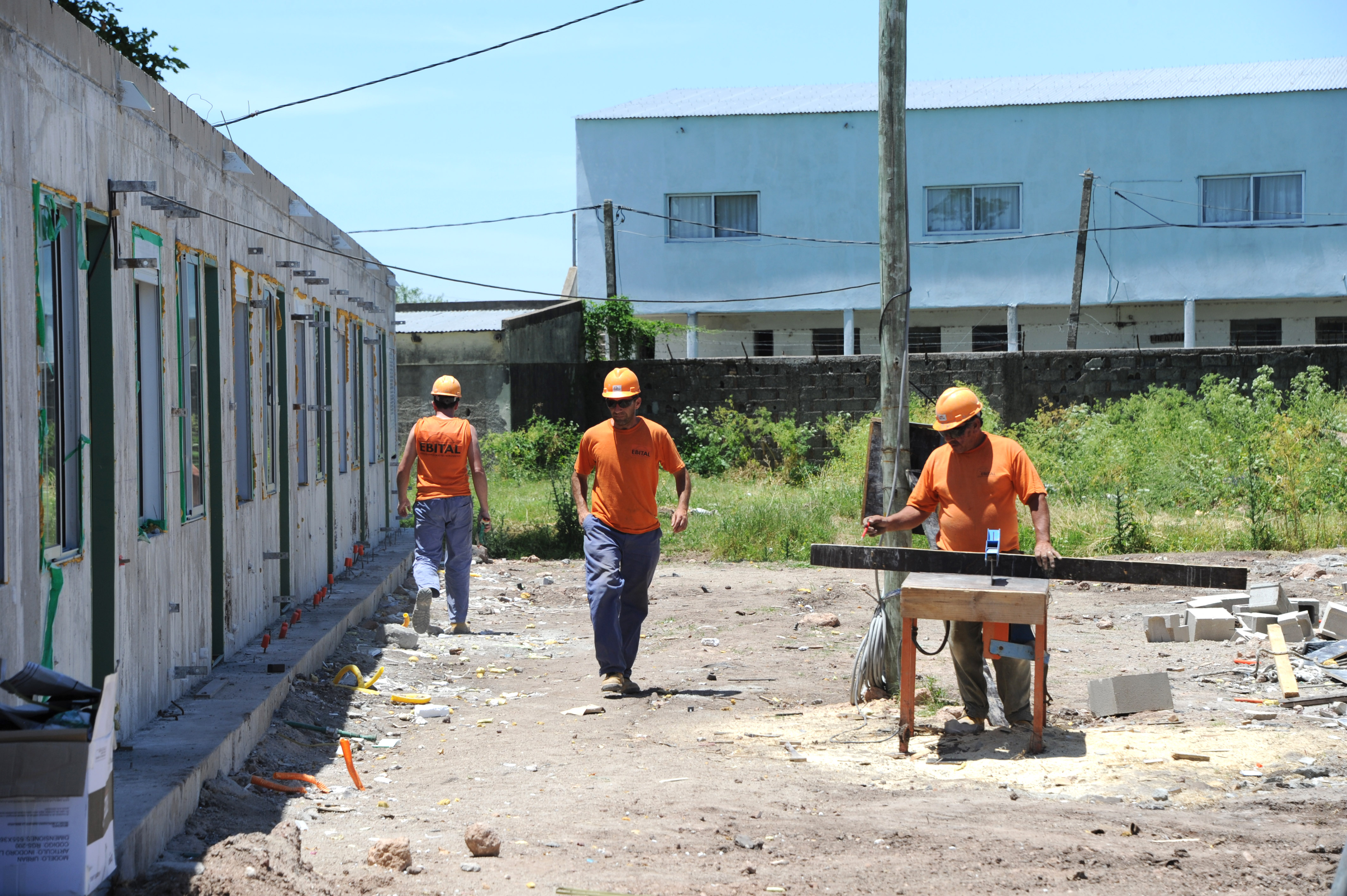 Ministra Eneida de León, en la recorrida por las casas construidas y reparadas de Dolores