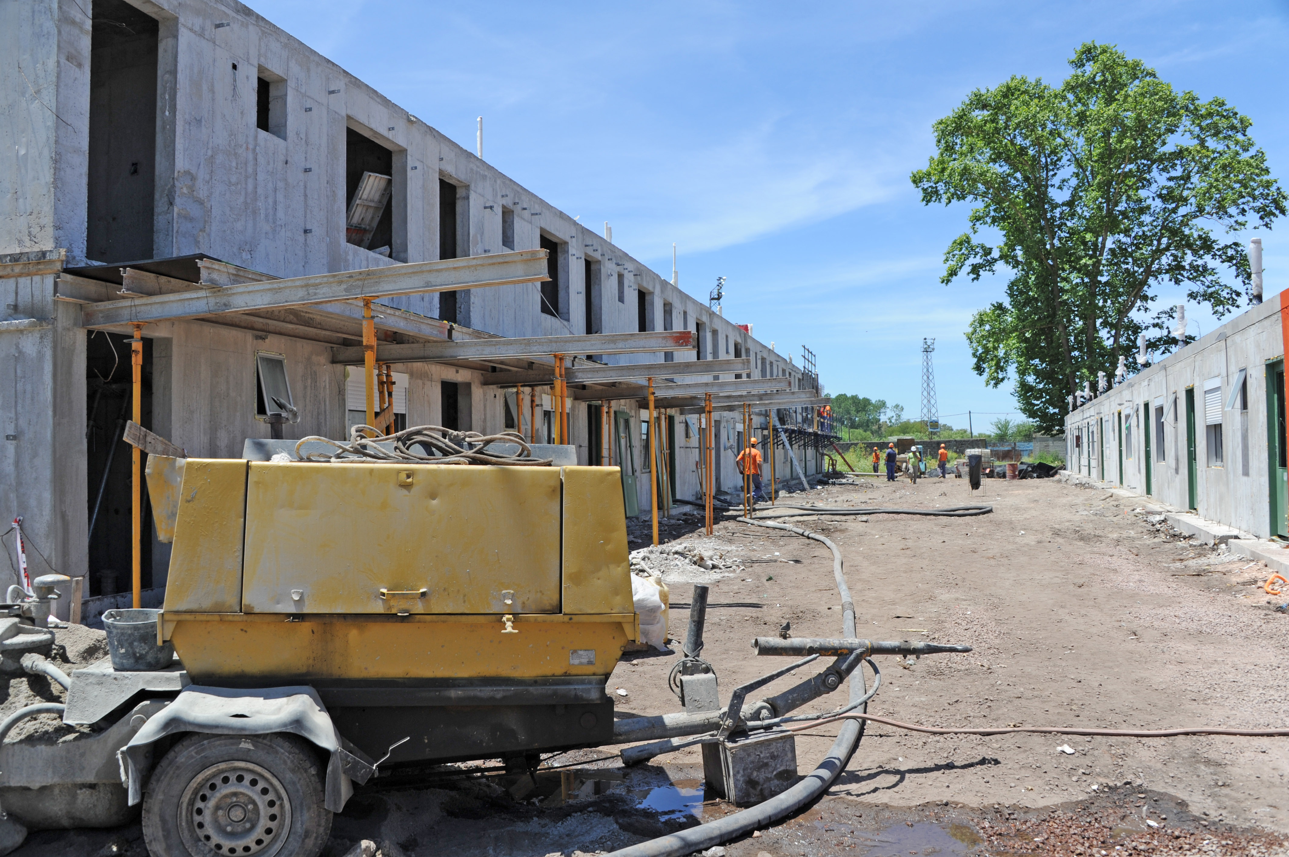 Ministra Eneida de León, en la recorrida por las casas construidas y reparadas de Dolores