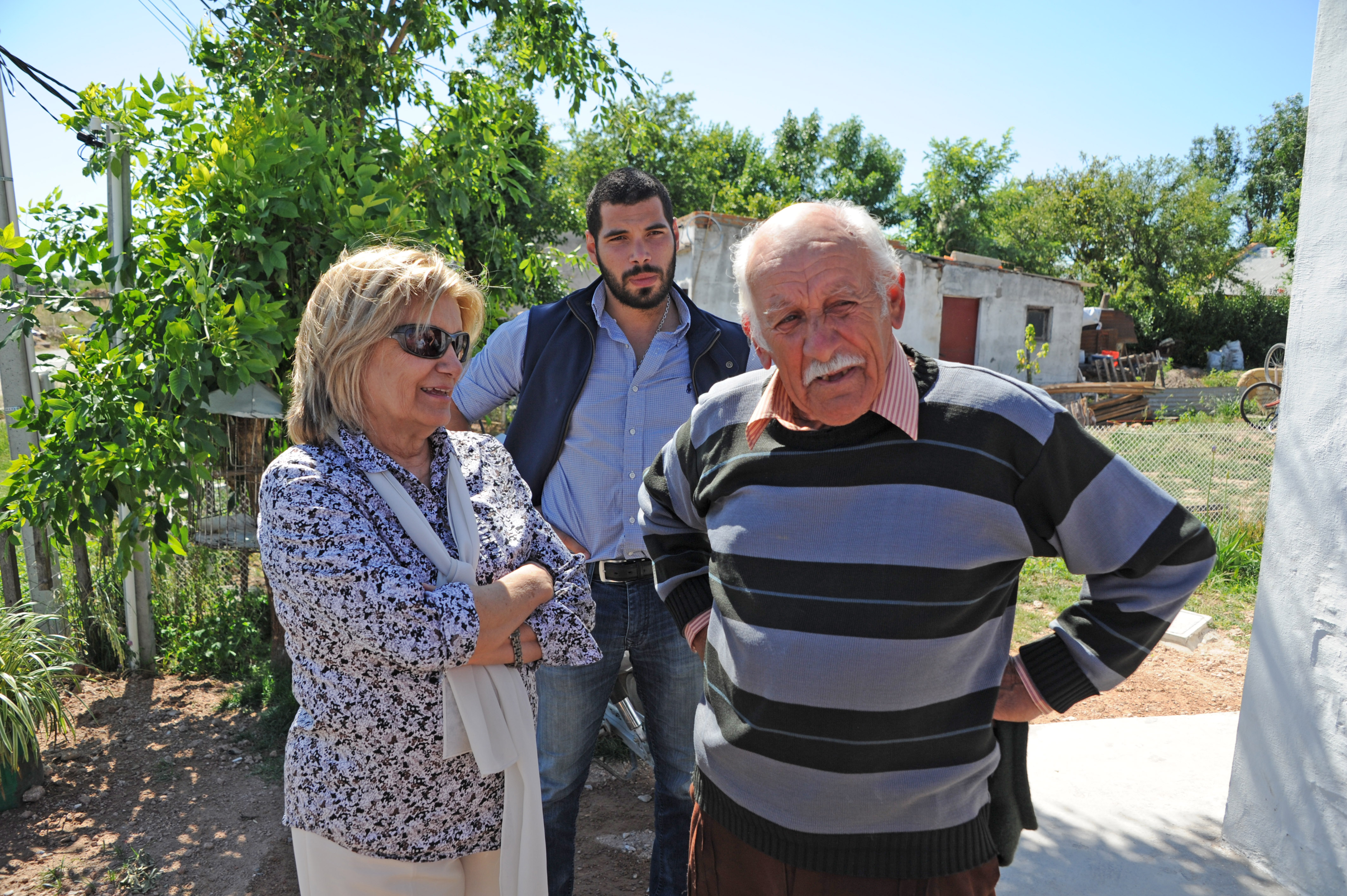 Ministra Eneida de León, en la recorrida por las casas construidas y reparadas de Dolores