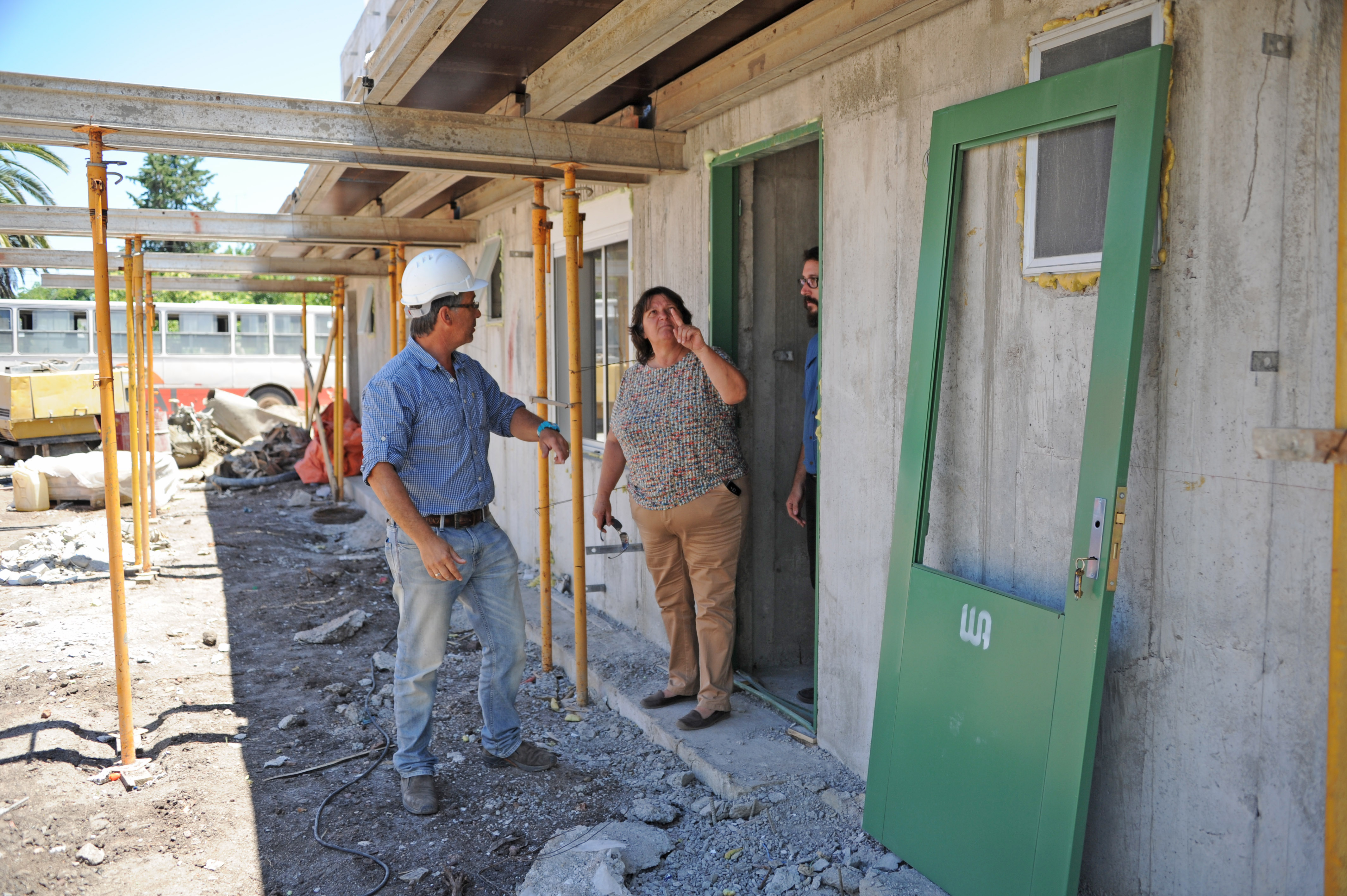 Ministra Eneida de León, en la recorrida por las casas construidas y reparadas de Dolores
