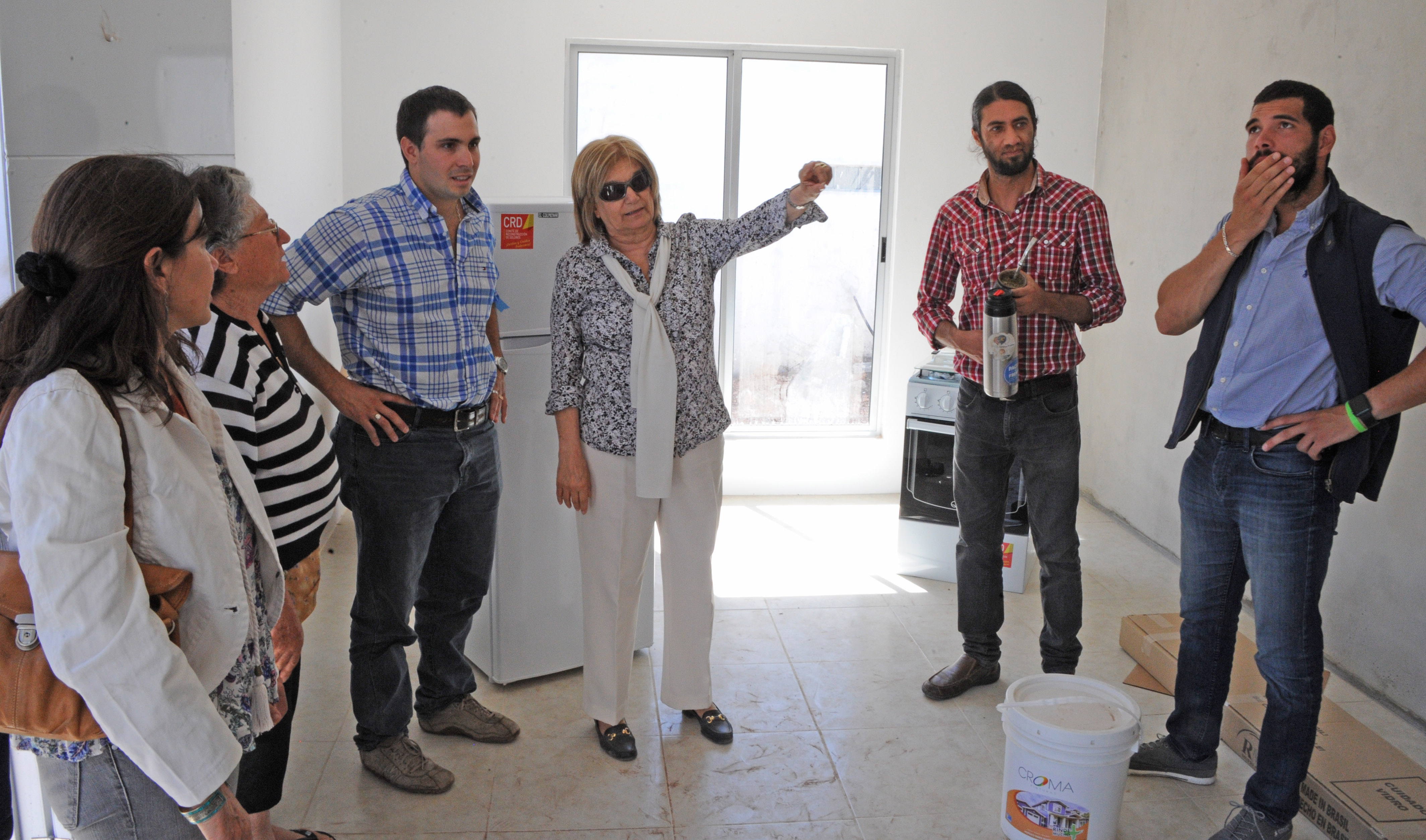 Ministra Eneida de León, en la recorrida por las casas construidas y reparadas de Dolores
