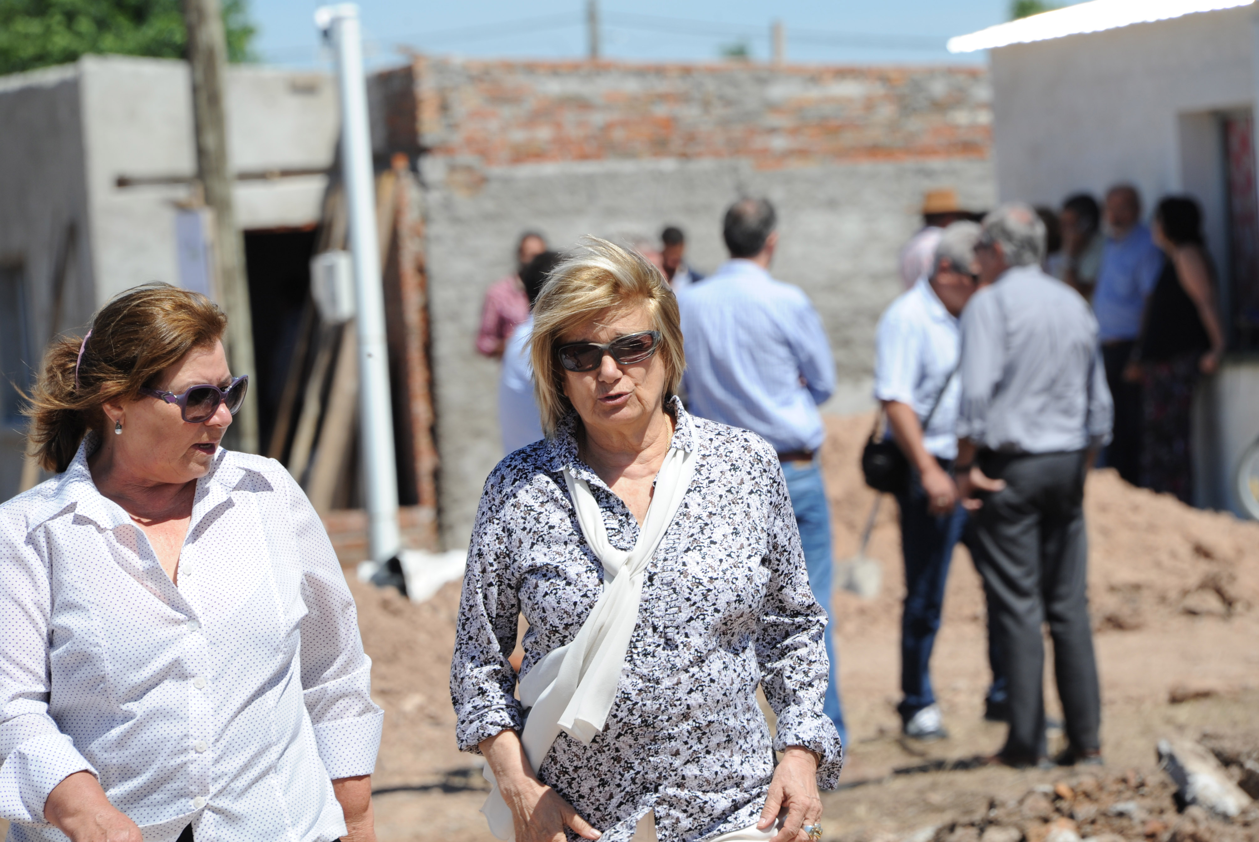 Ministra Eneida de León, en la recorrida por las casas construidas y reparadas de Dolores