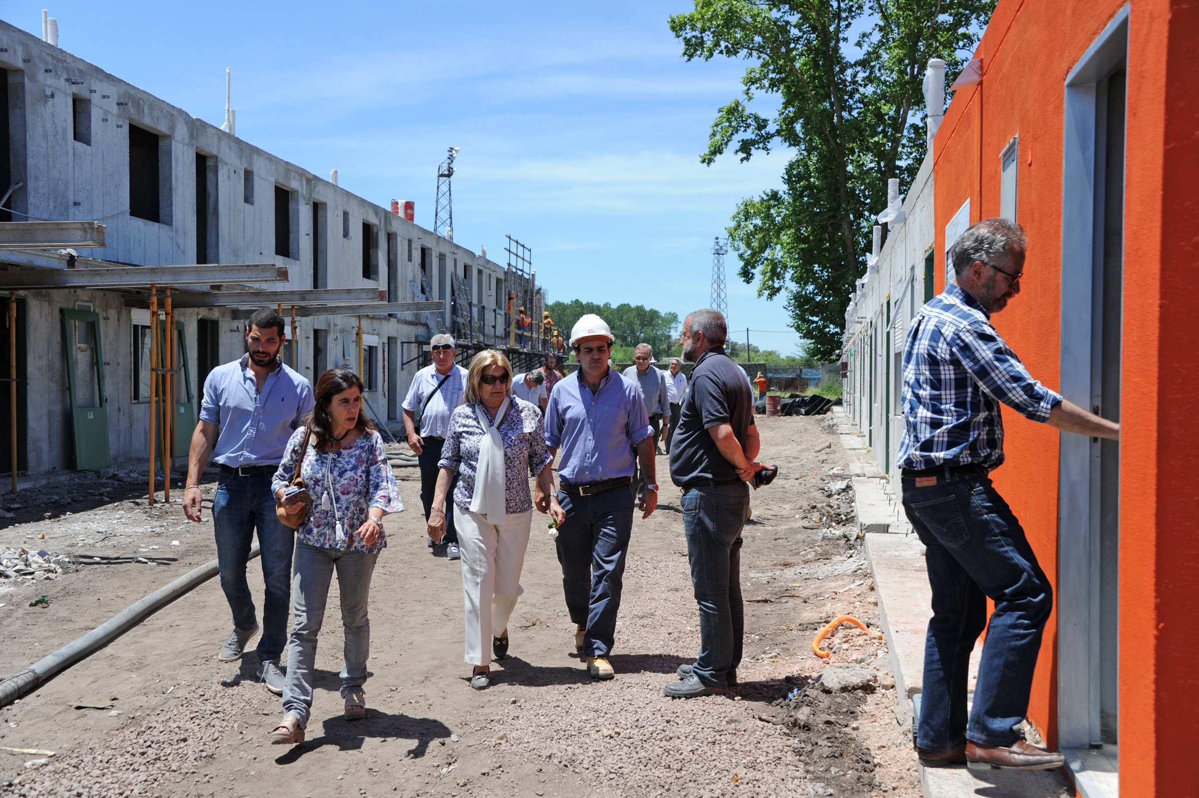 Ministra Eneida de León, en la recorrida por las casas construidas y reparadas de Dolores