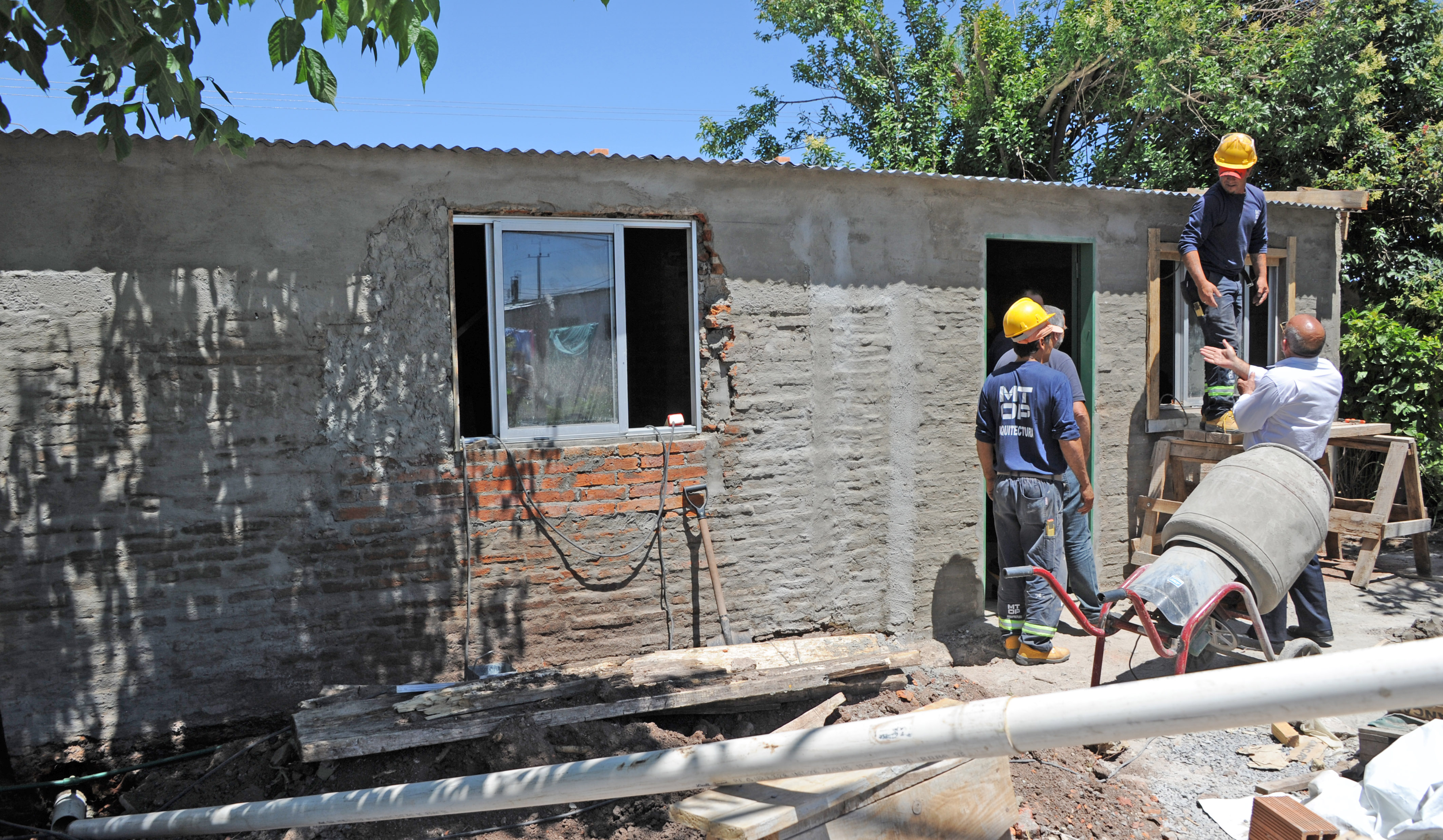 Ministra Eneida de León, en la recorrida por las casas construidas y reparadas de Dolores