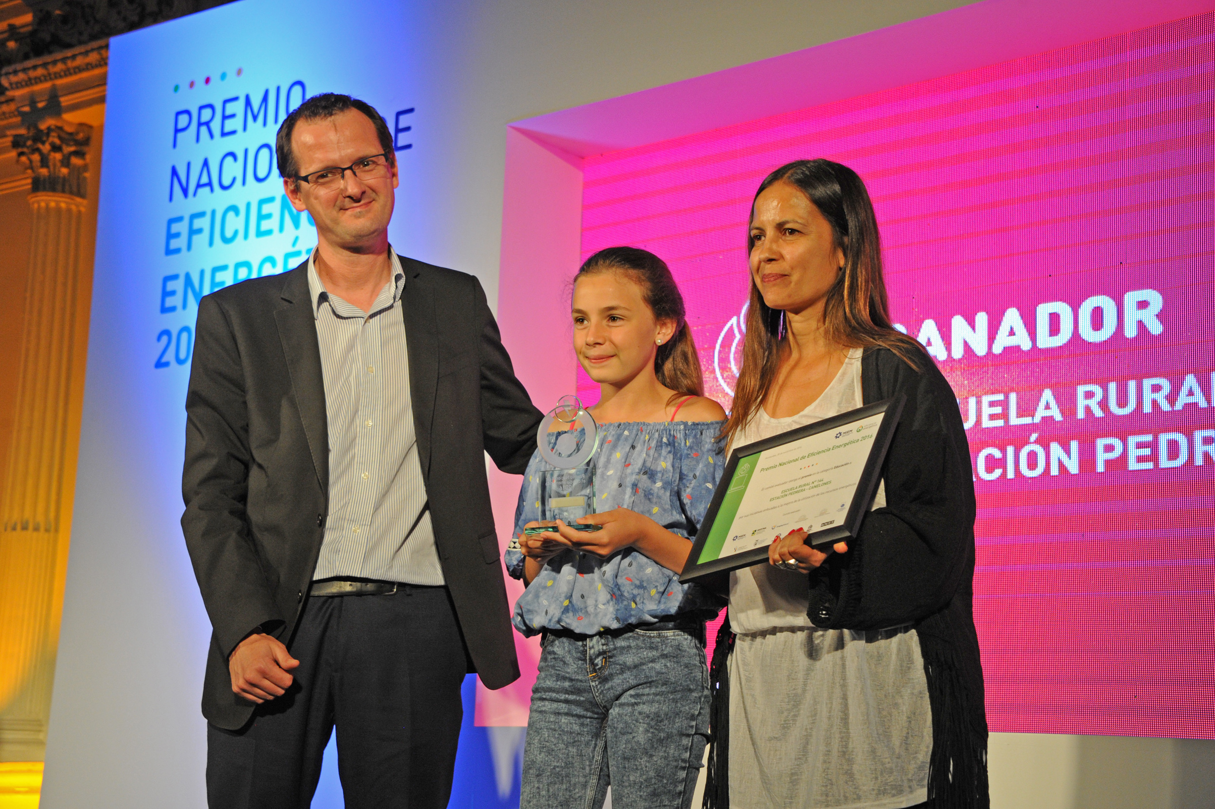 Guillermo Moncecchi, subsecretario del MIEM, entregando diplomas en el marco del Premio Nacional de Eficiencia Energética 2016
