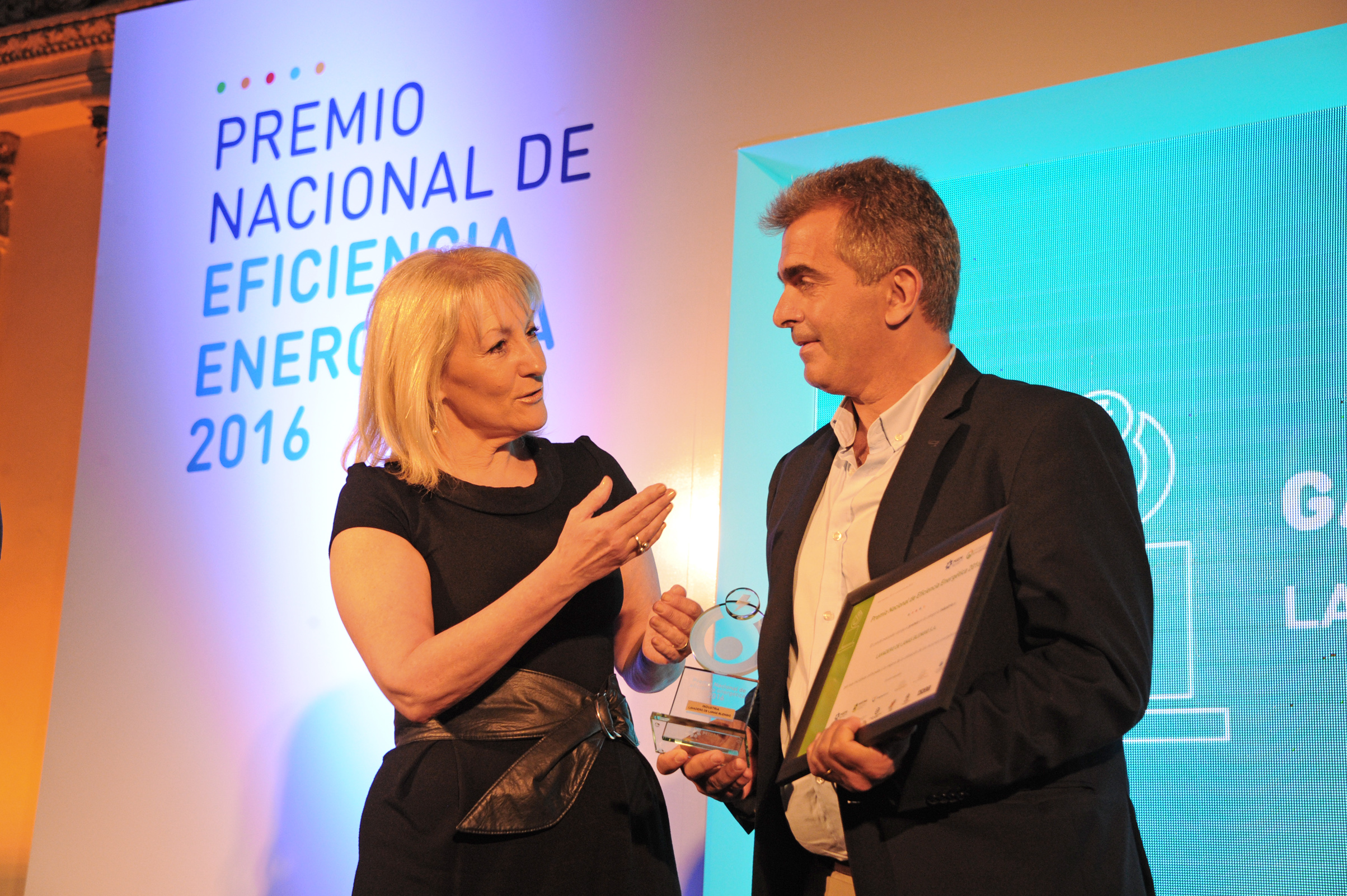 Ministra Carolina Cosse, entregando diplomas en el marco del Premio Nacional de Eficiencia Energética 2016