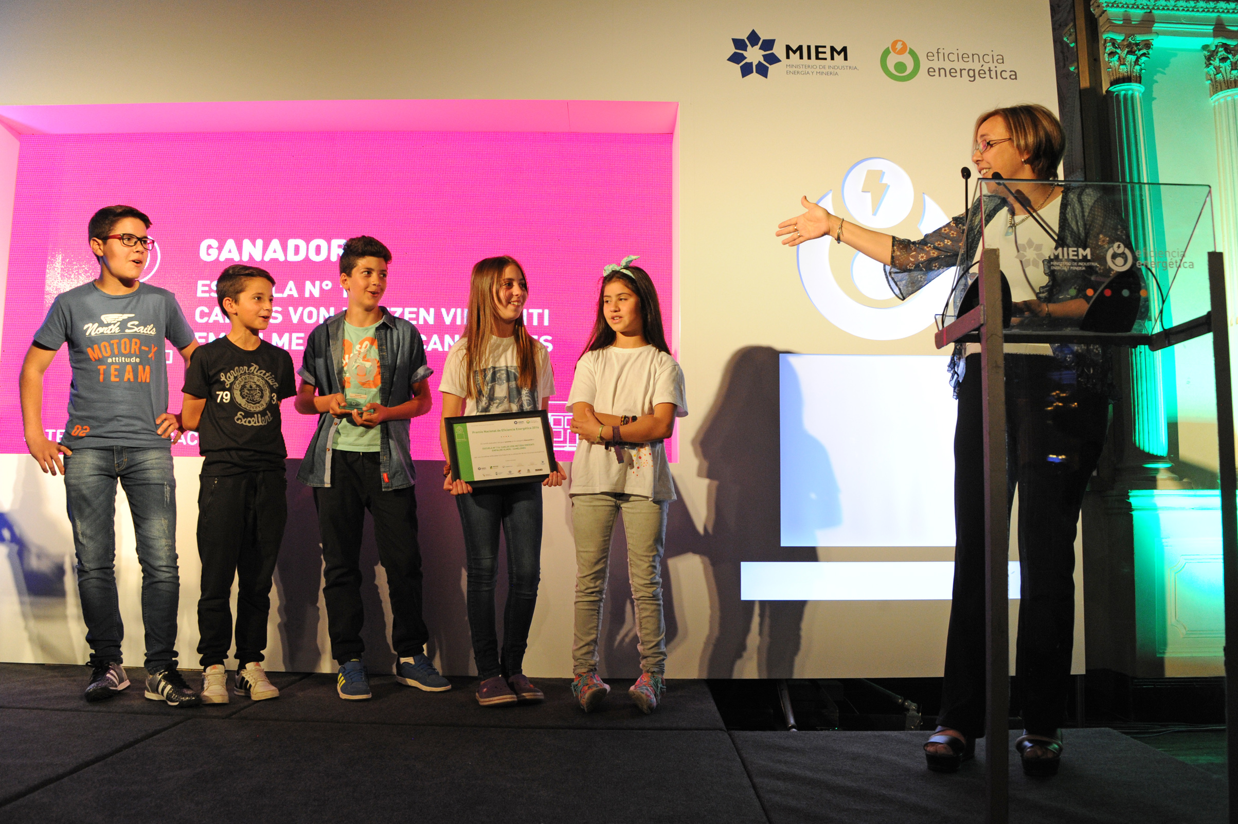 Niños recibiendo sus diplomas en el marco del Premio Nacional de Eficiencia Energética 2016