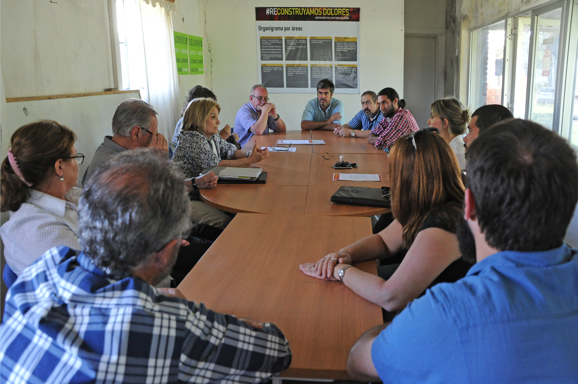 Ministra Eneida de León y autoridades del MVOTMA reunidas con integrantes de la Asociación Civil Reconstruyamos Dolores