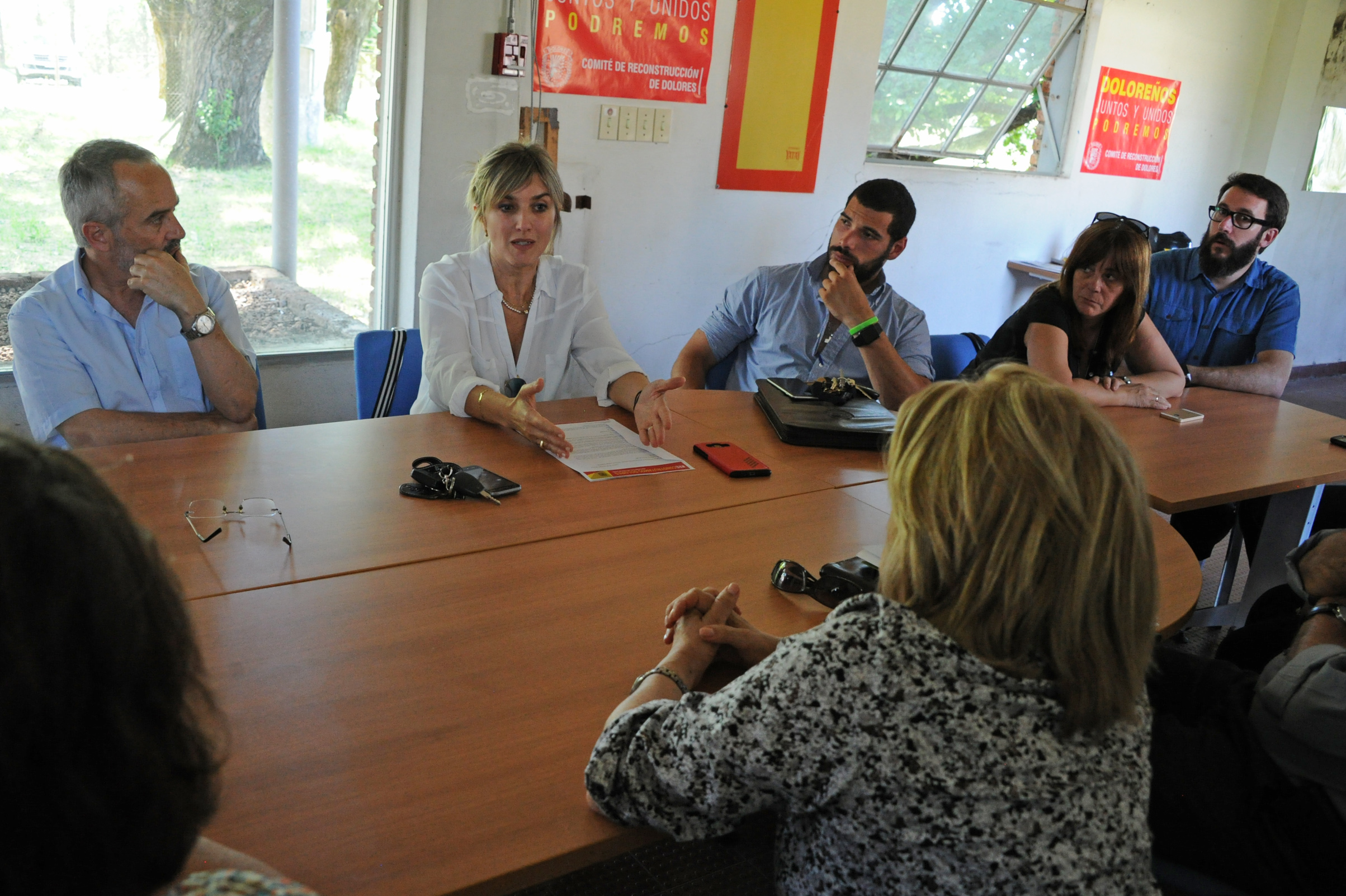 Ministra Eneida de León y autoridades del MVOTMA reunidas con integrantes de la Asociación Civil Reconstruyamos Dolores