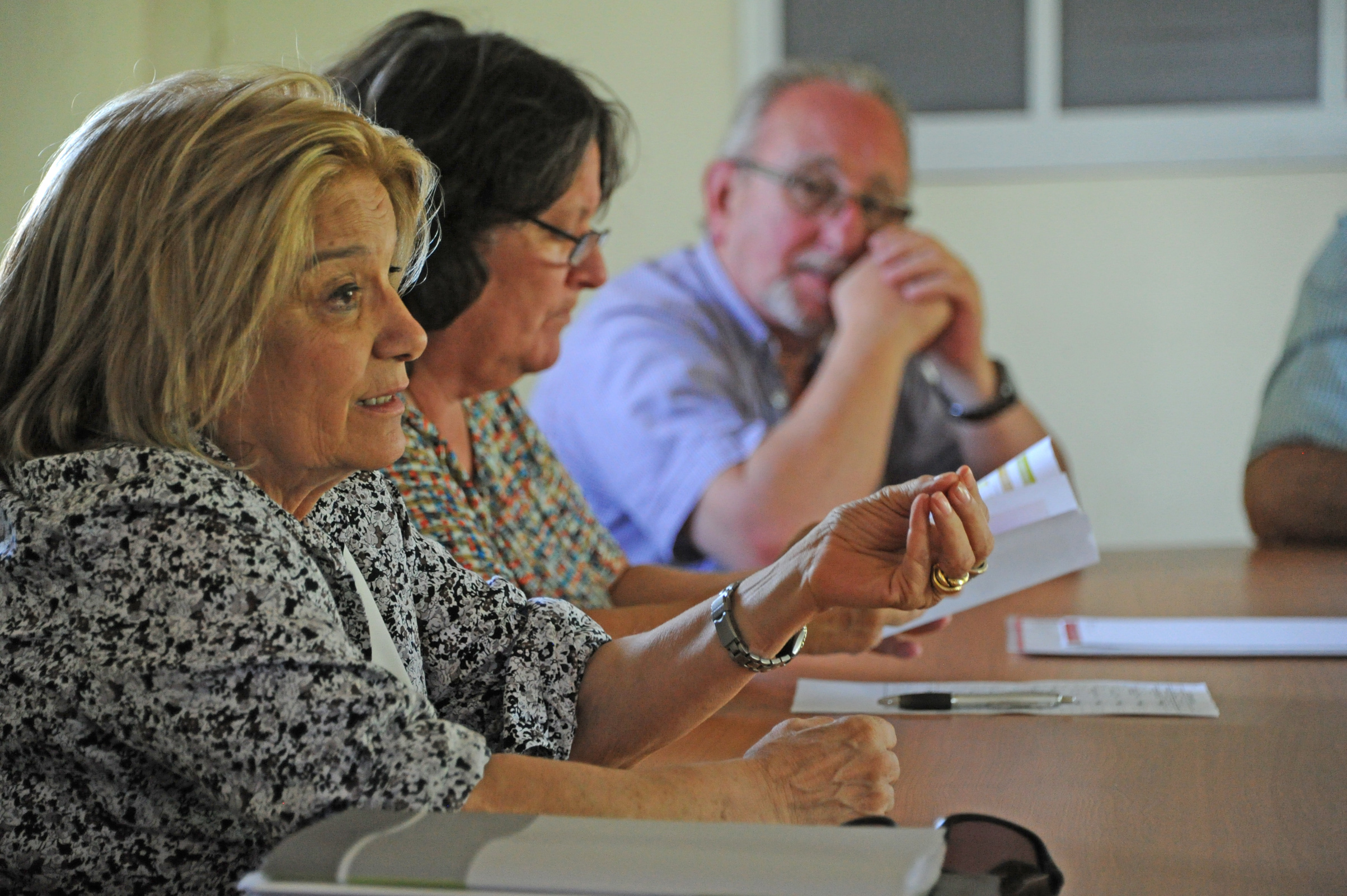 Ministra Eneida de León y autoridades del MVOTMA reunidas con integrantes de la Asociación Civil Reconstruyamos Dolores