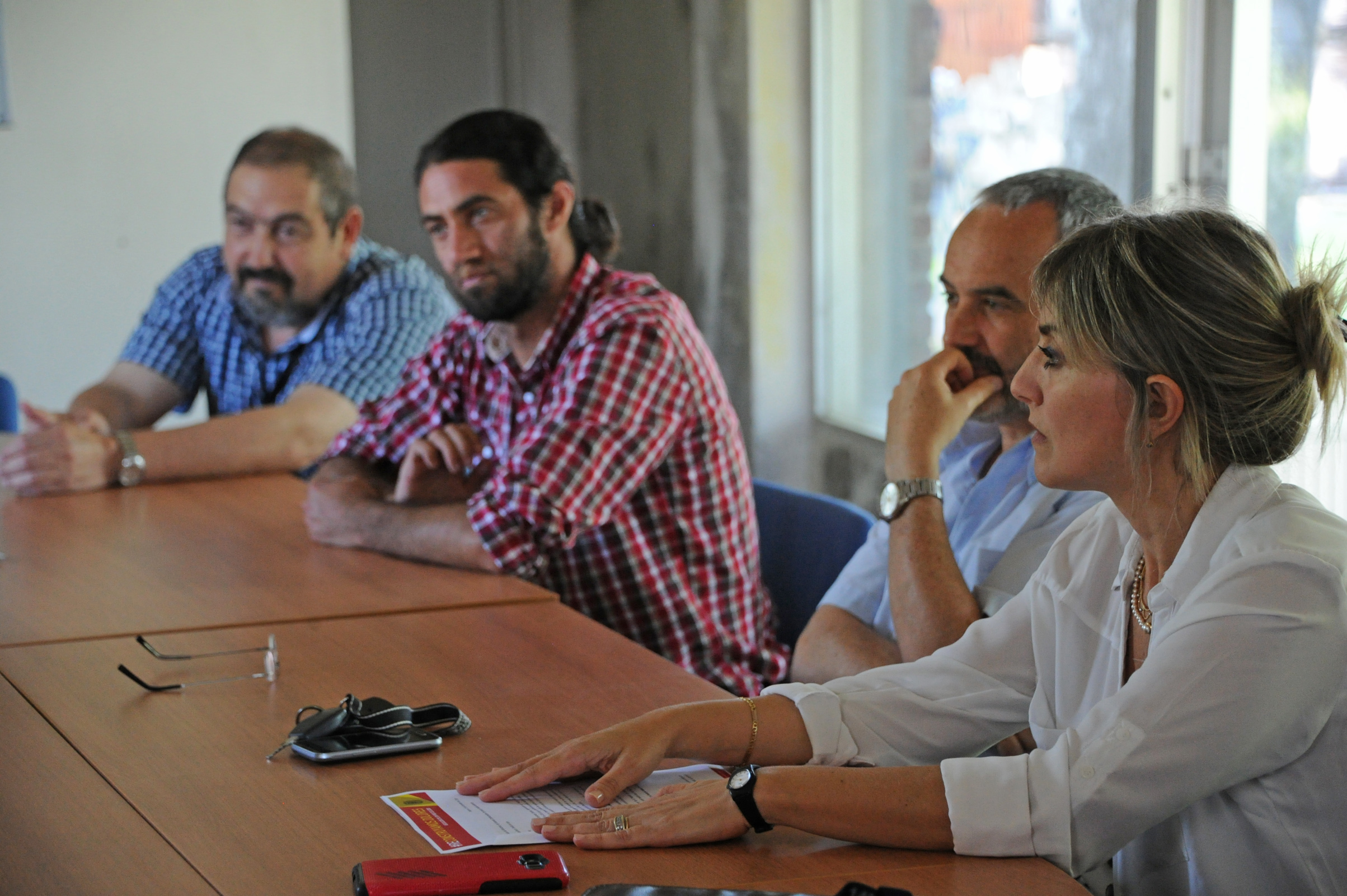 Ministra Eneida de León y autoridades del MVOTMA reunidas con integrantes de la Asociación Civil Reconstruyamos Dolores