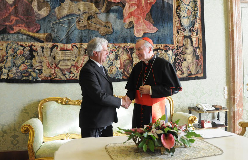 Presidente Vázquez junto al secretario de Estado del Vaticano, cardenal Pietro Parolín