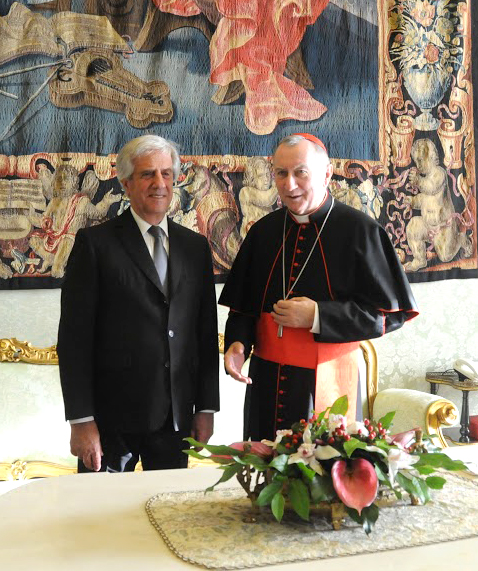 Presidente Vázquez junto al secretario de Estado del Vaticano, cardenal Pietro Parolín