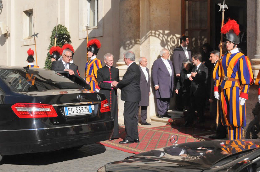 Presidente Tabaré Vázquez y familia se retiran el Palacio Apostólico