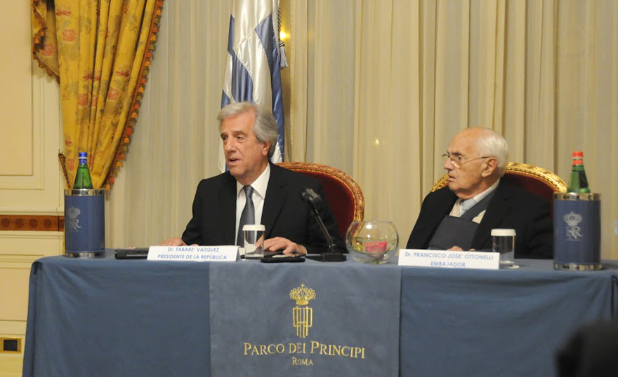 Presidente Tabaré Vázquez en conferencia de prensa en Roma