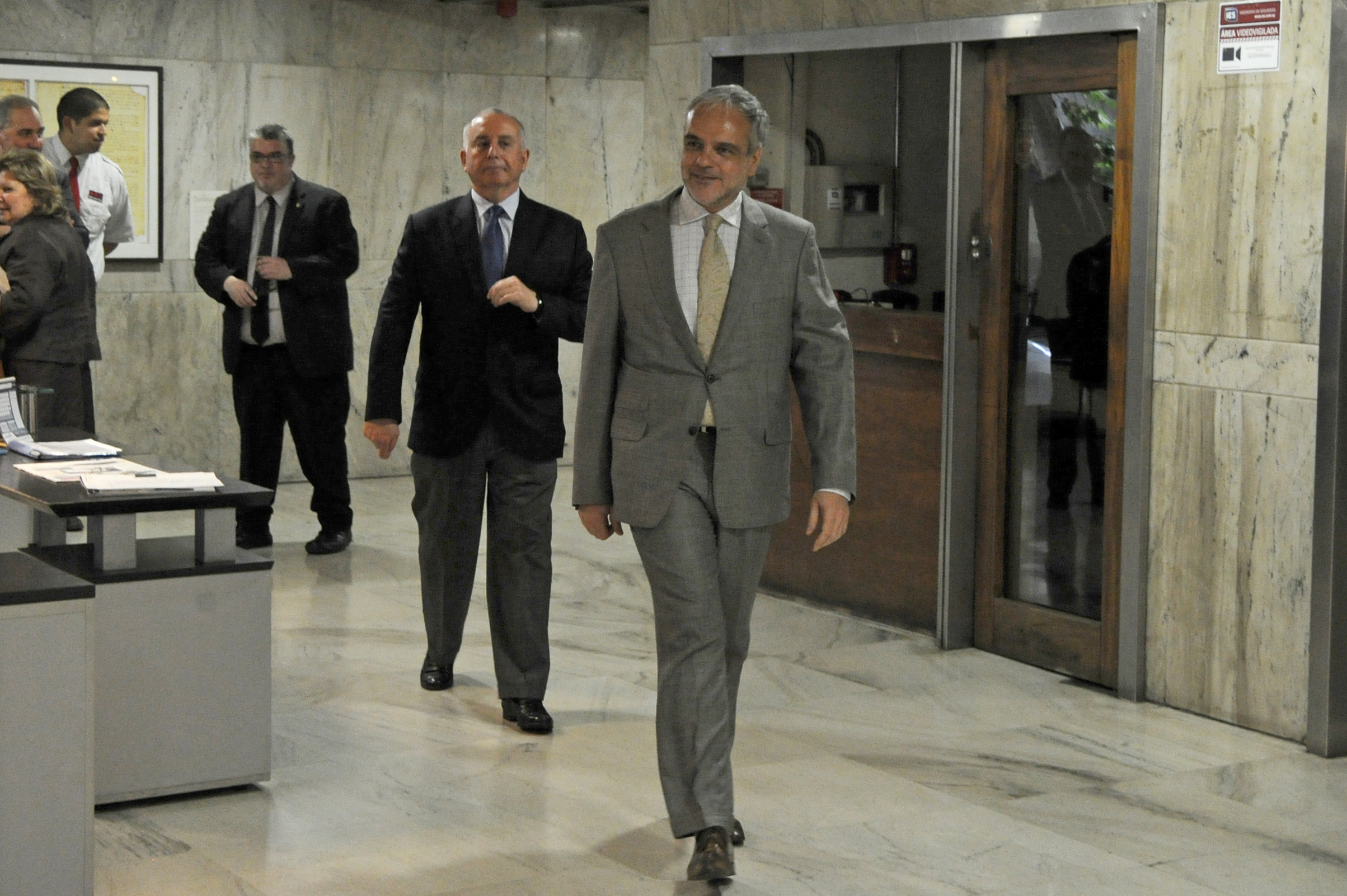 Canciller interino, José Luis Cancela, previo al inicio de la ronda de prensa ofrecida en la sede del Ministerio de Relaciones Exteriores