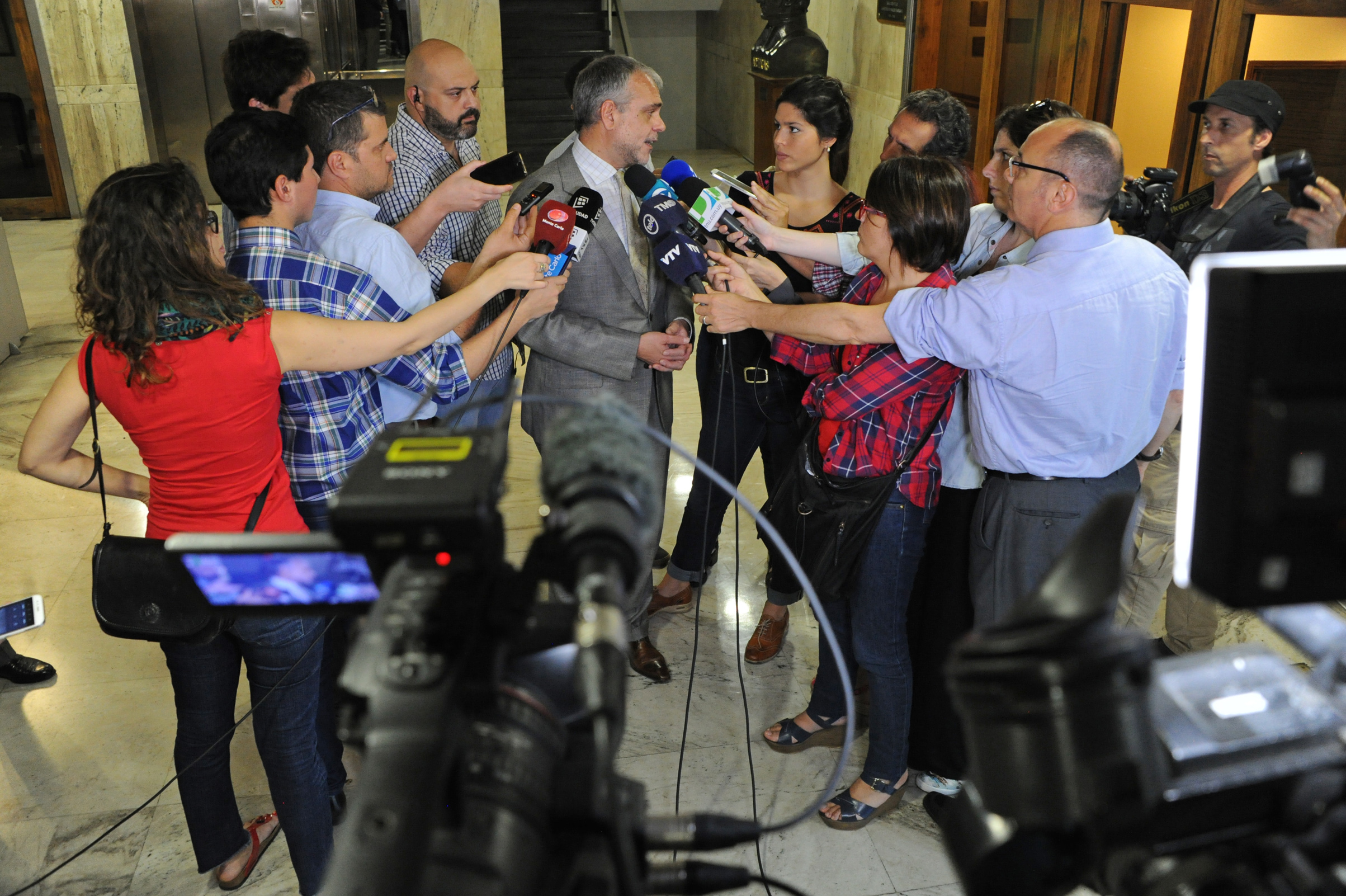 José Luis Cancela, Canciller interino, realizando declaraciones a la prensa