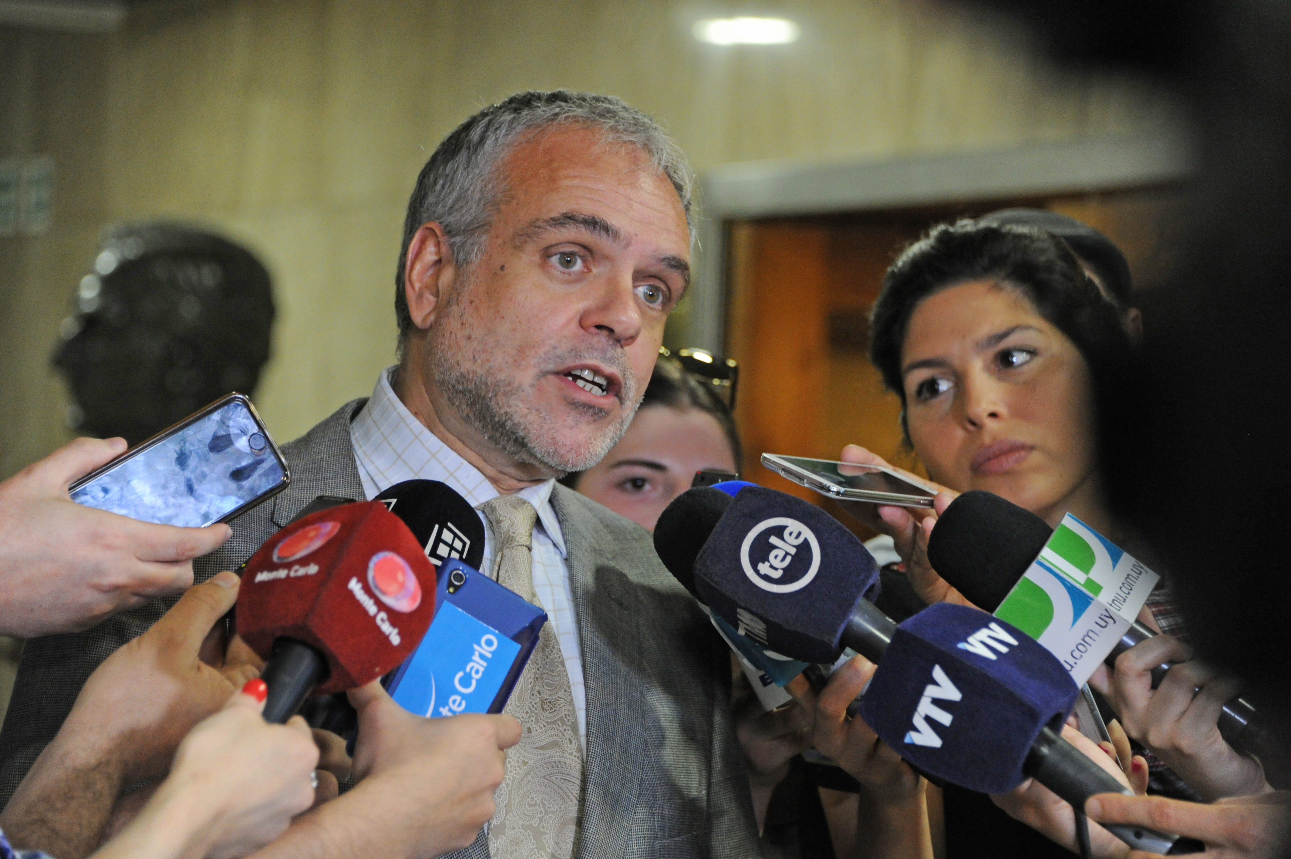 José Luis Cancela, Canciller interino, realizando declaraciones a la prensa