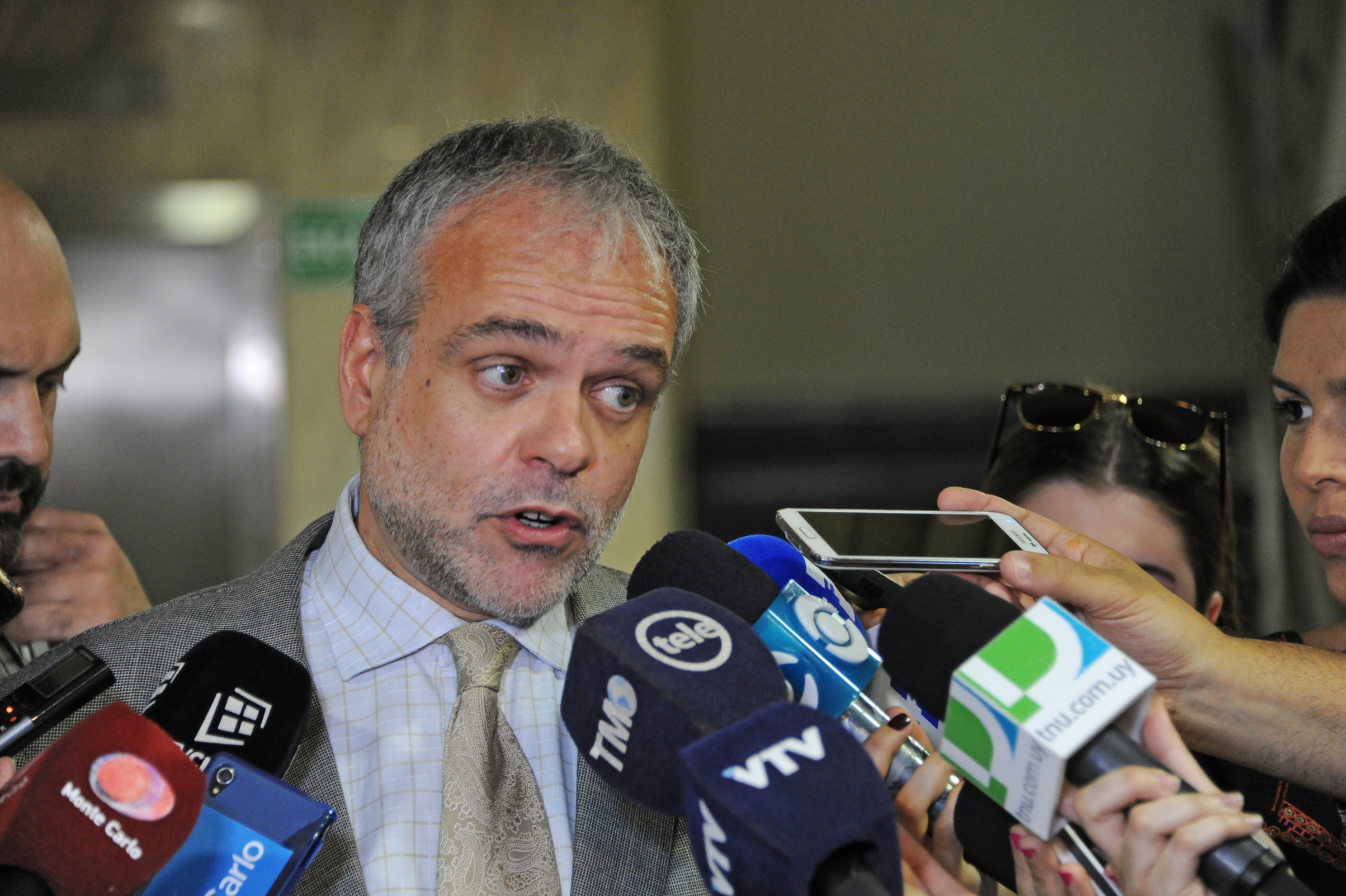 José Luis Cancela, Canciller interino, realizando declaraciones a la prensa