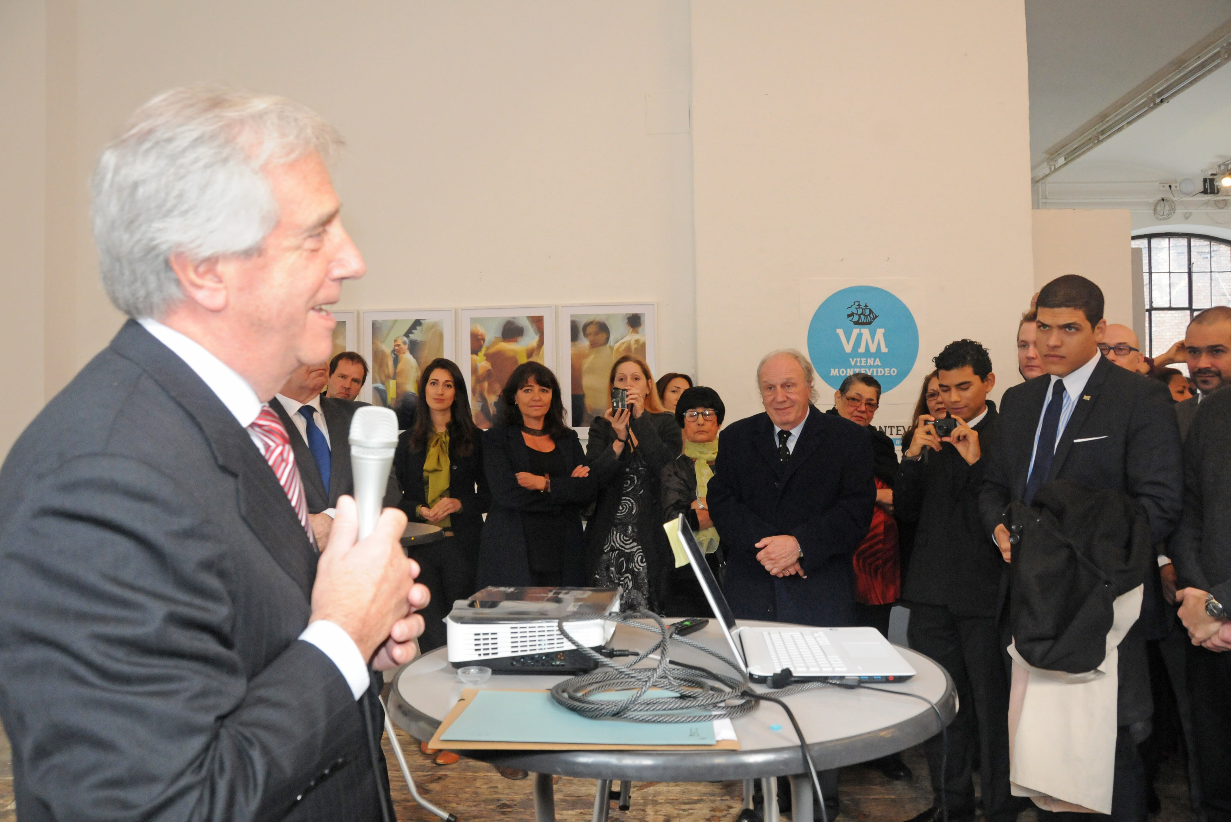 Presidente Vázquez dirigiendo la palabra a uruguayos residentes en Austria