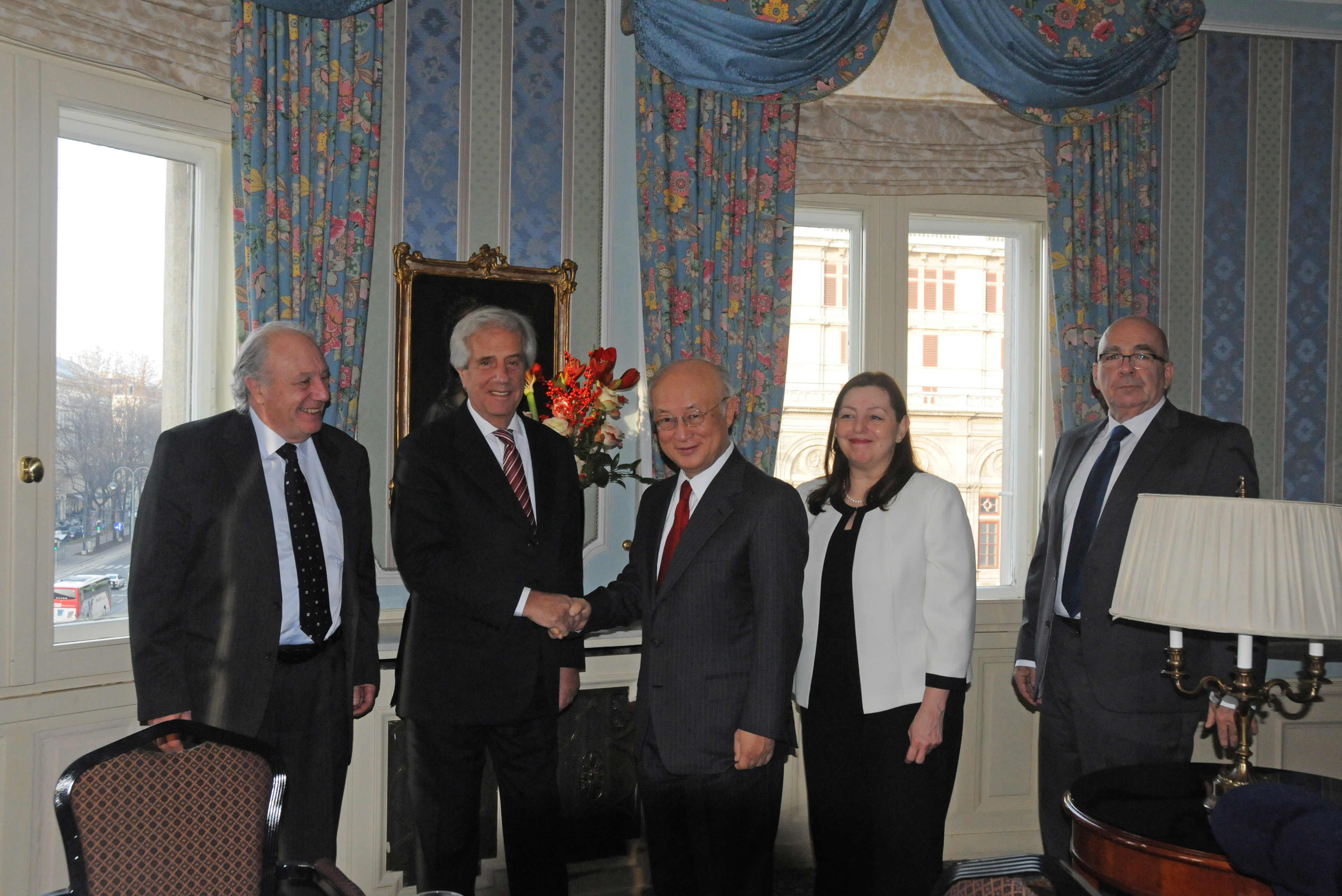 Tabaré Vázquez junto a director general de la OIEA, Yukiya Amano