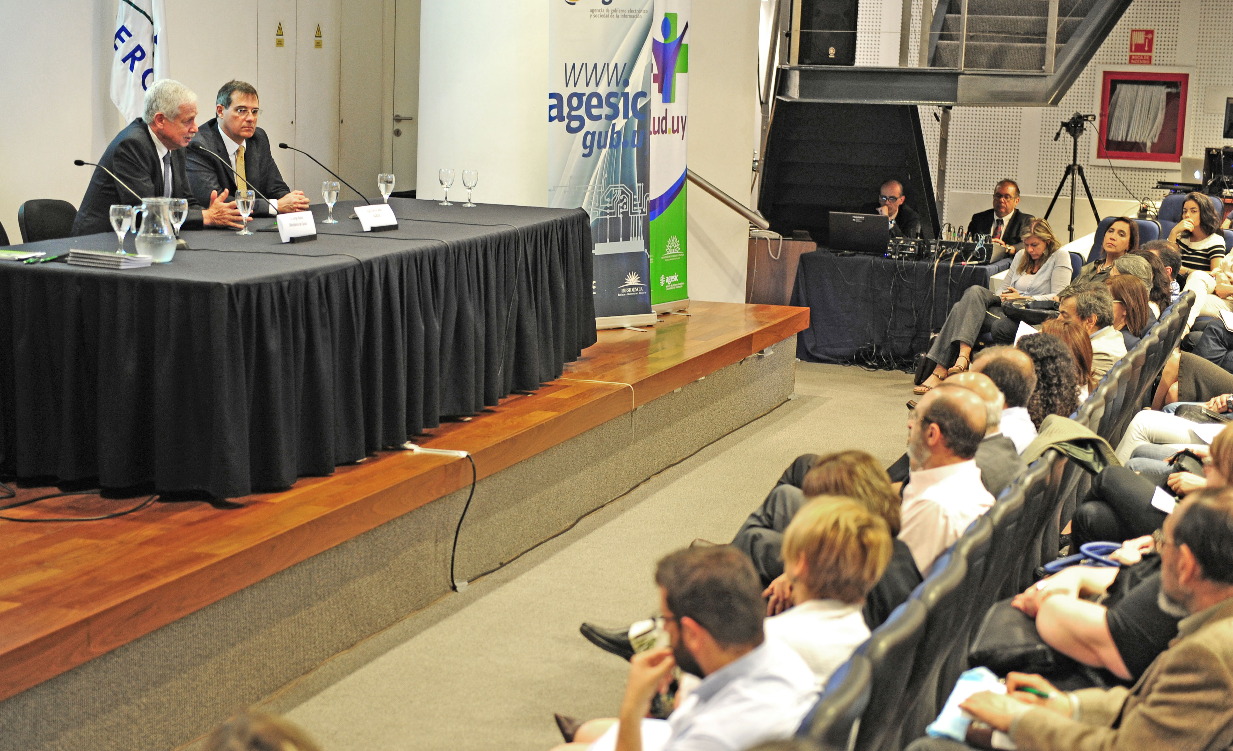 Ministro de Salud Pública, Jorge Basso, se dirige a los presentes