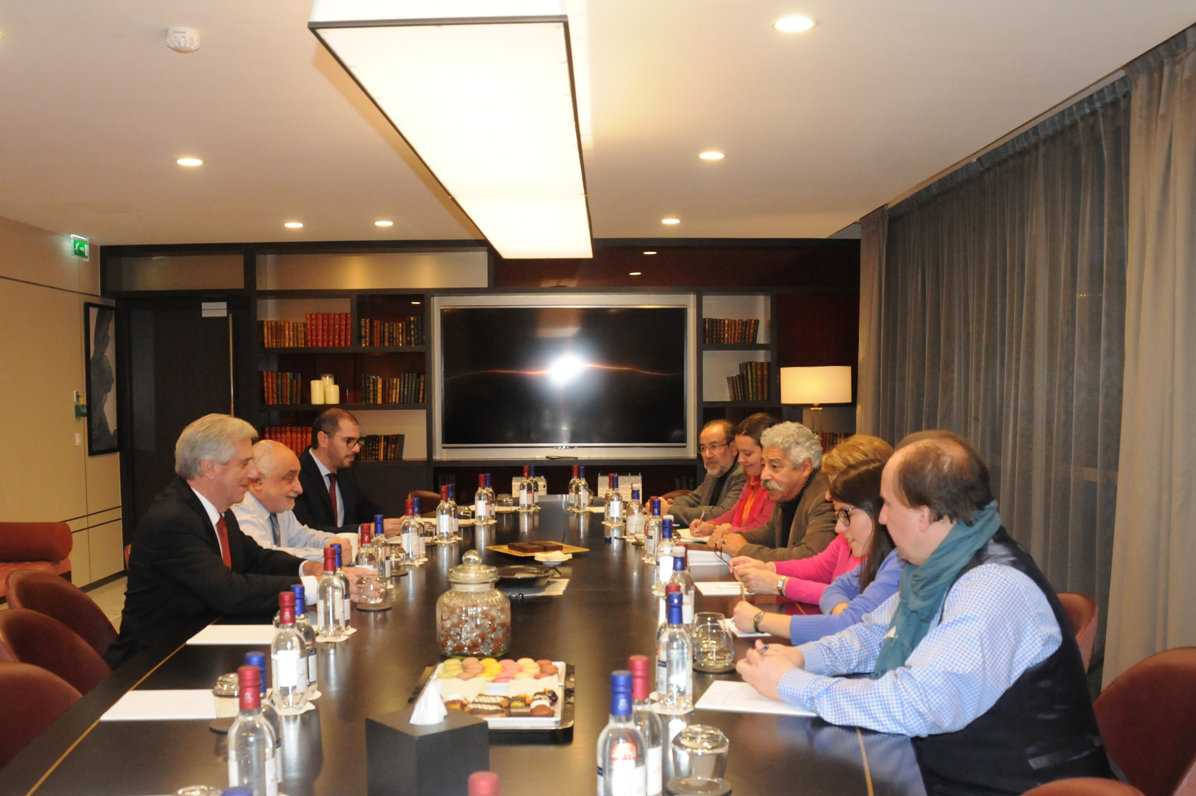 Presidente Vázquez en Francia, durante la reunión con integrantes de organización de derechos humanos Dónde Están