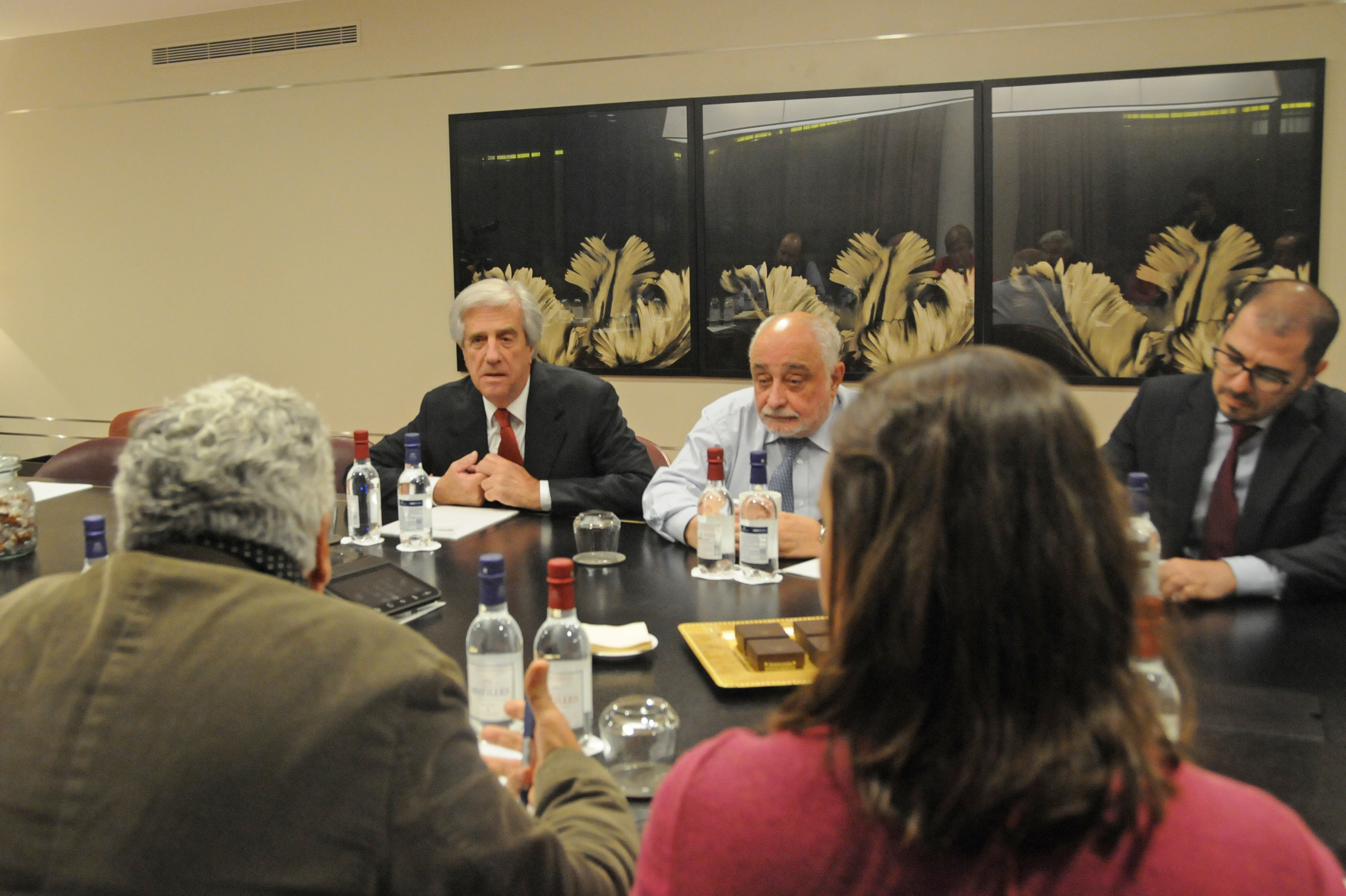 Presidente Vázquez en Francia, durante la reunión con integrantes de organización de derechos humanos Dónde Están