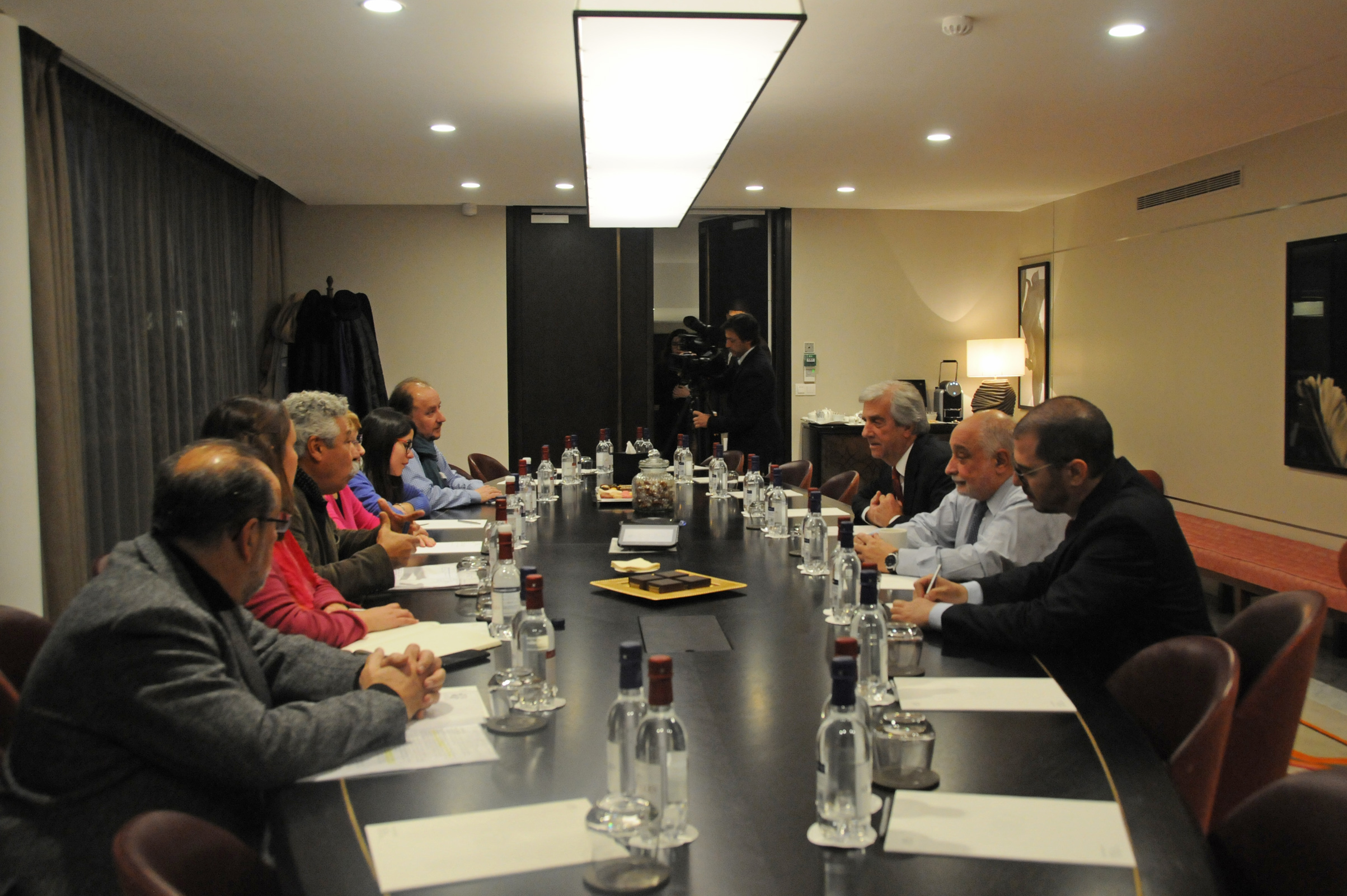 Presidente Vázquez en Francia, durante la reunión con integrantes de organización de derechos humanos Dónde Están