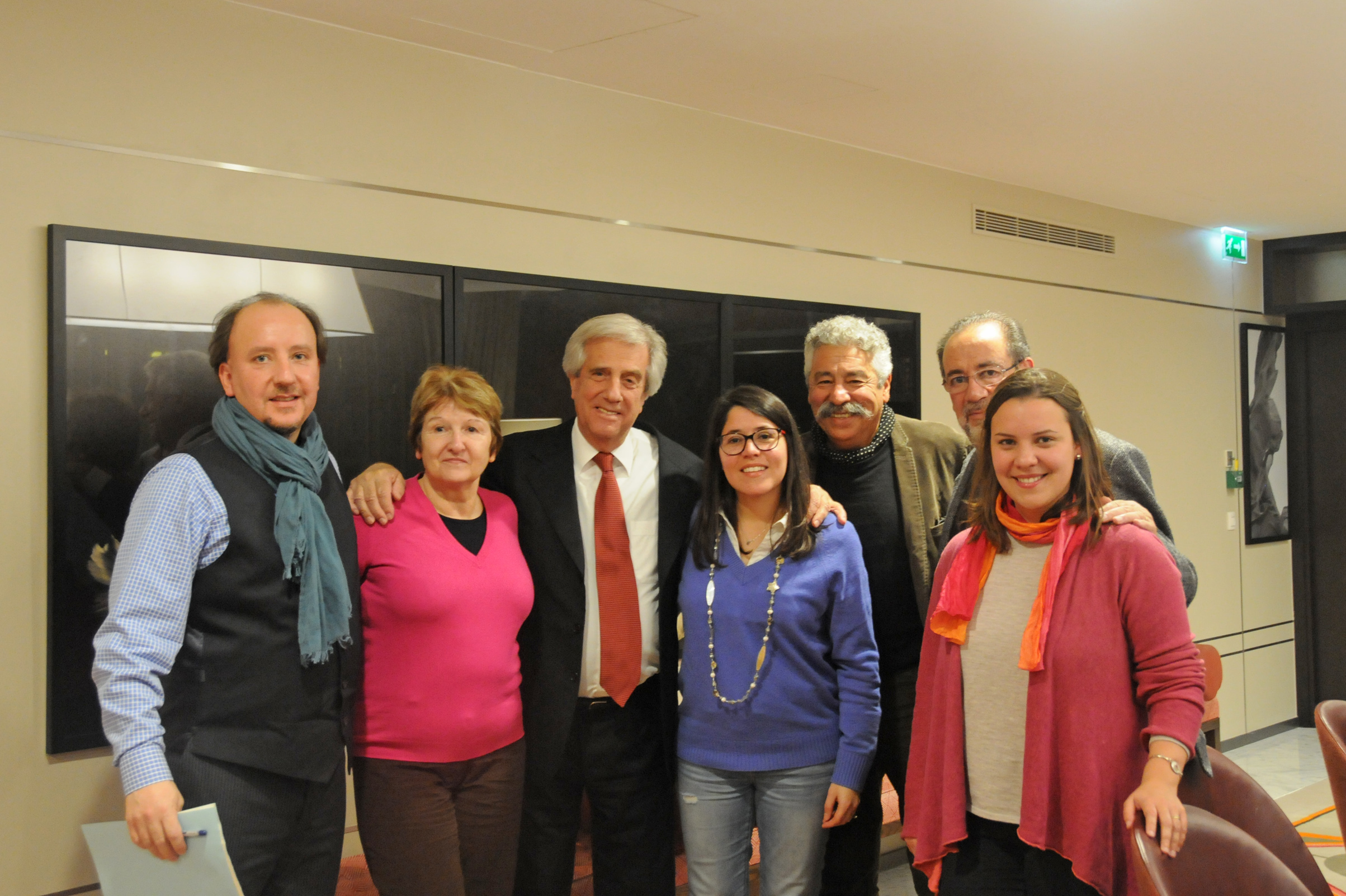 Presidente Vázquez en Francia, junto a integrantes de organización de derechos humanos Dónde Están