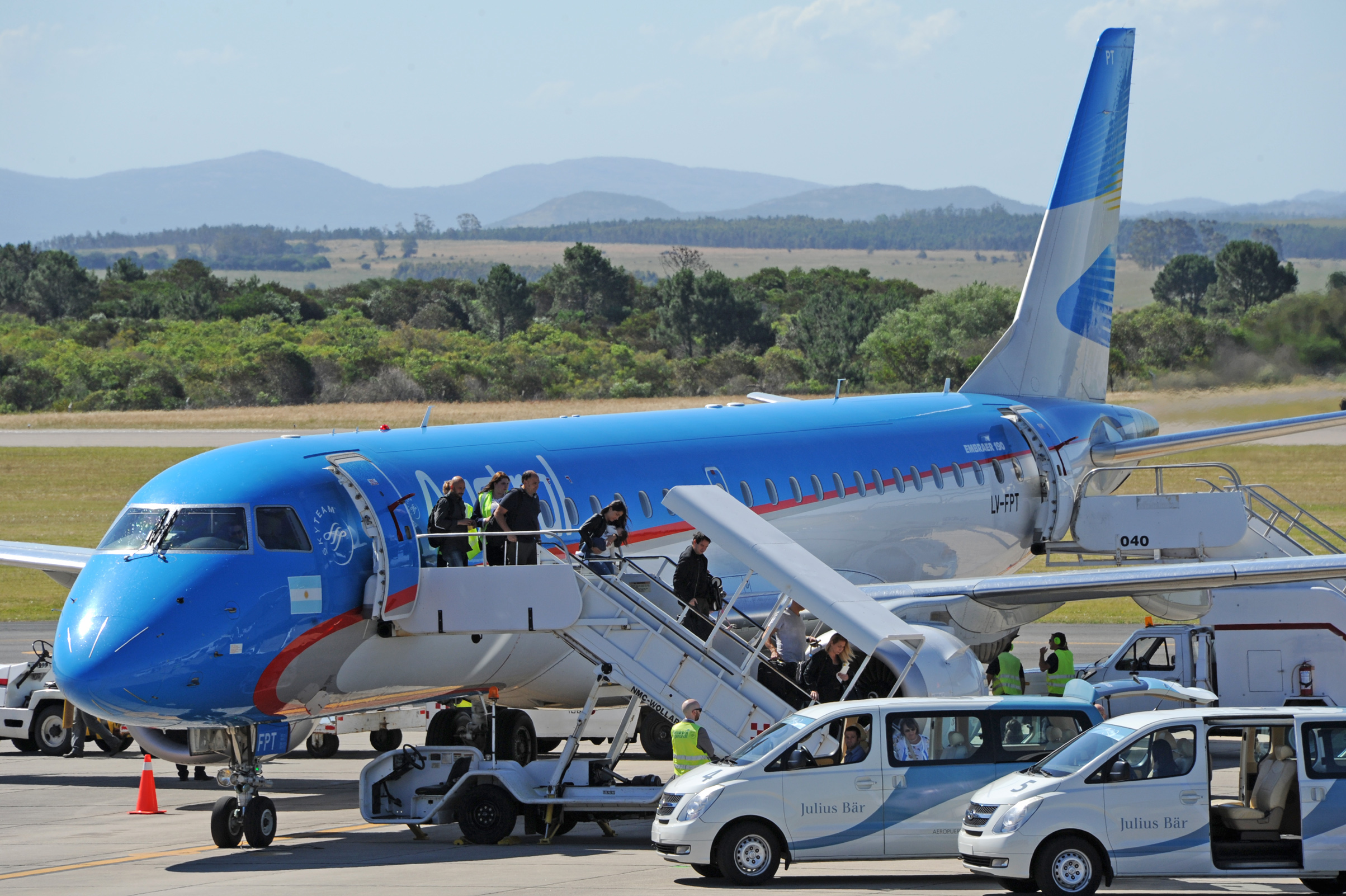 Arribo del primer avión de la temporada 2016 procedente de Argentina