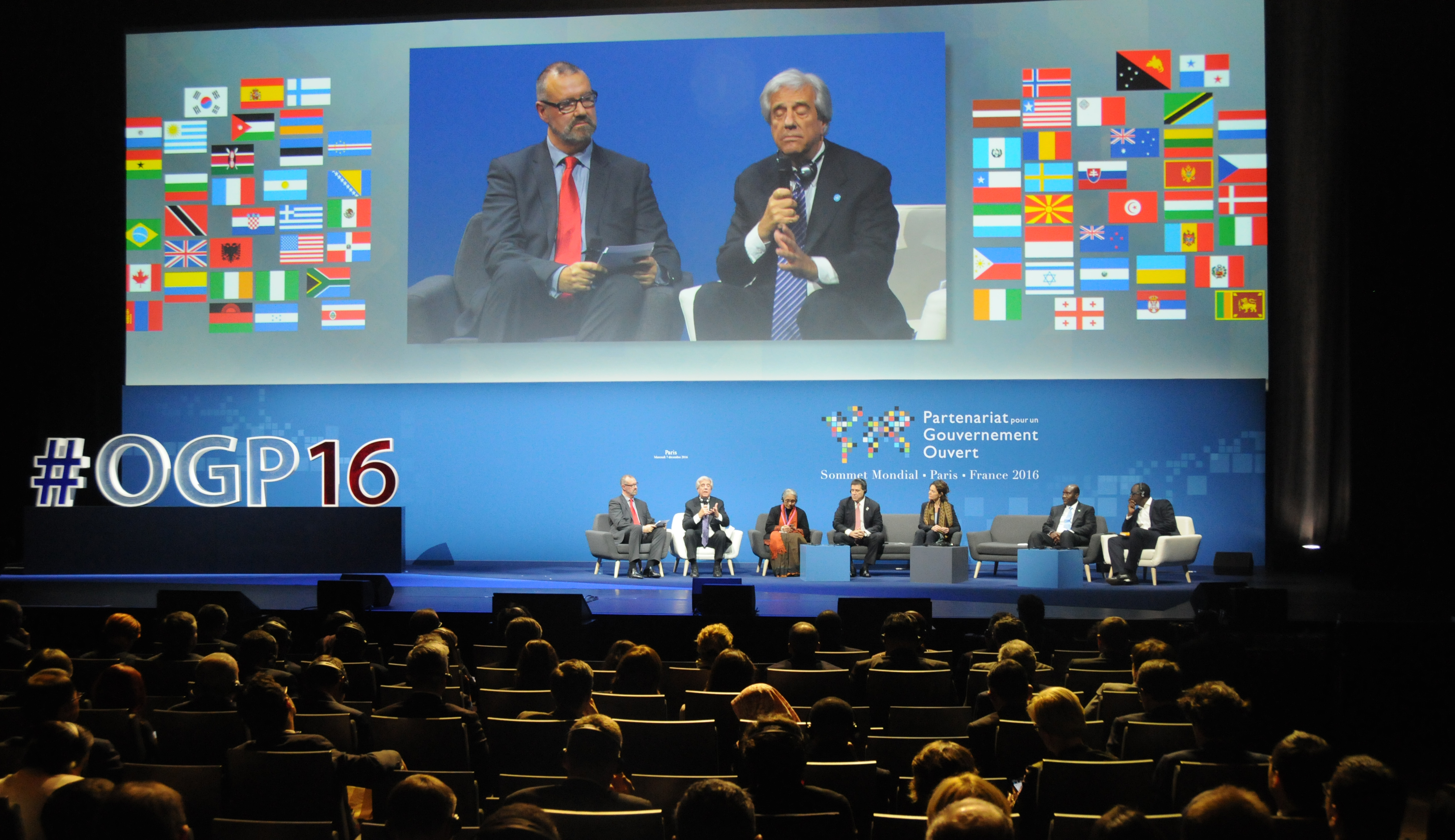 Tabaré Vázquez diserta sobre Gobierno de Cercanía en París