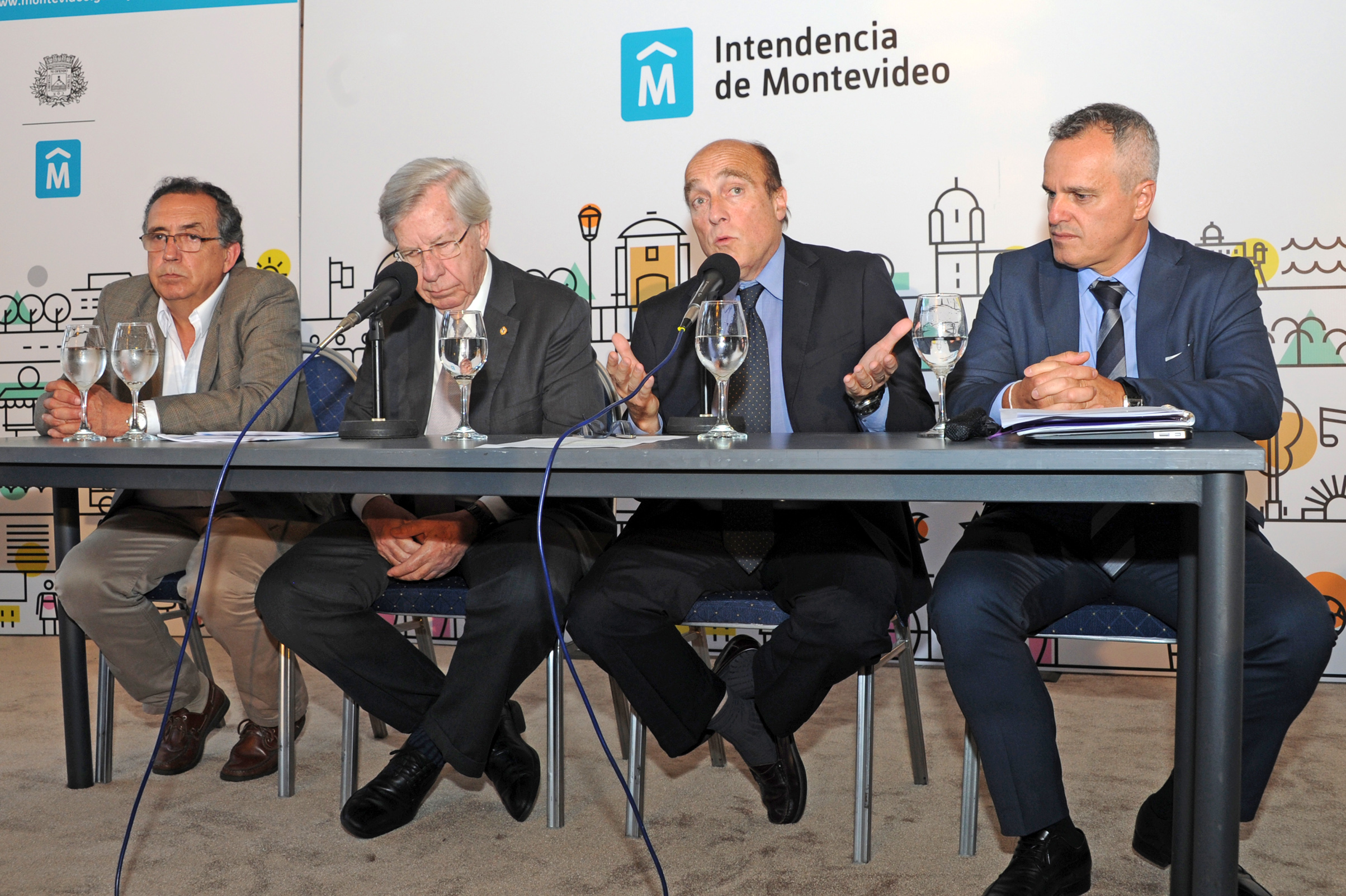 Intendente de Montevideo, Daniel Martínez, haciendo uso de la palabra