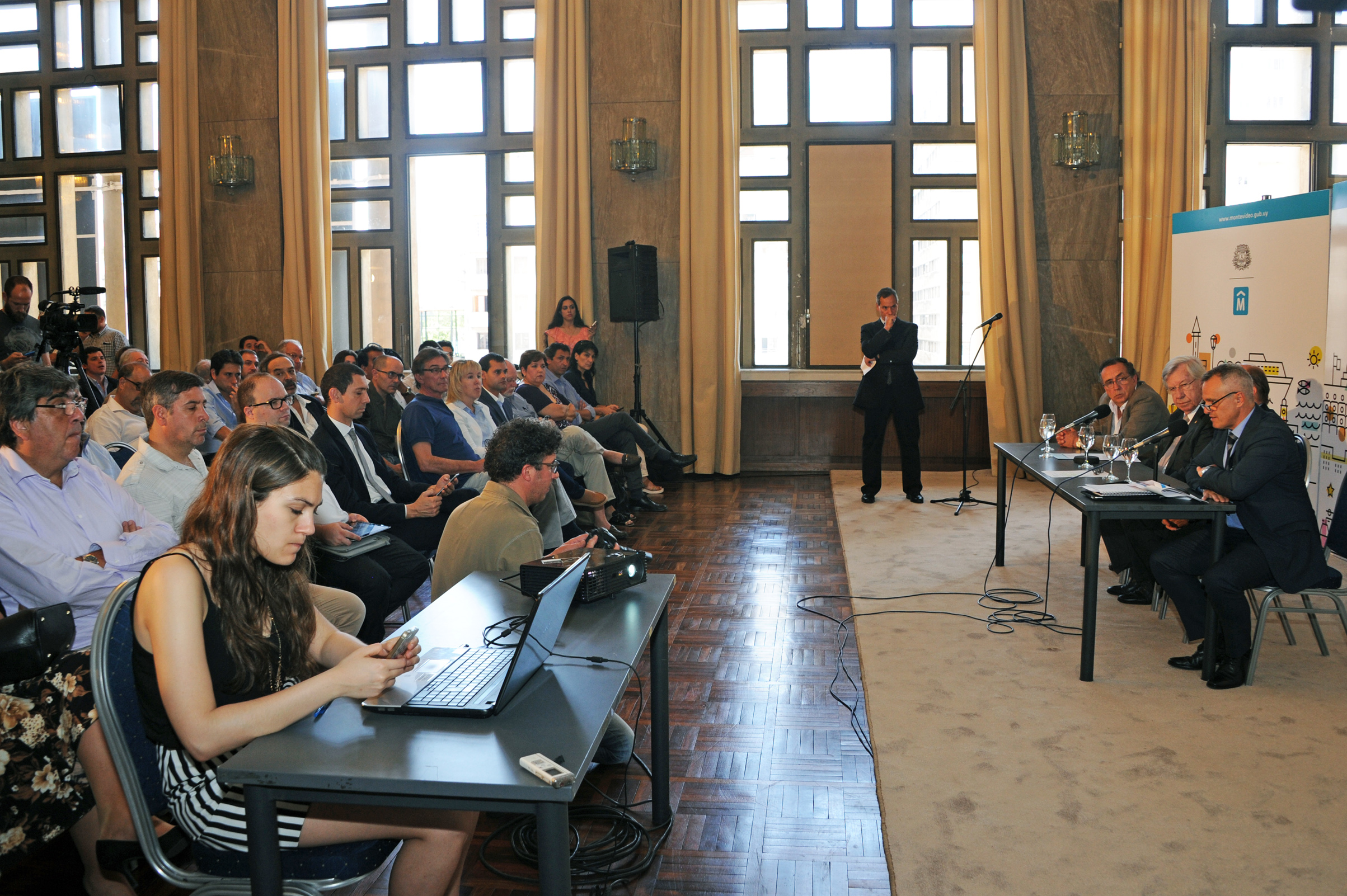 Intendente de Montevideo, Daniel Martínez, haciendo uso de la palabra