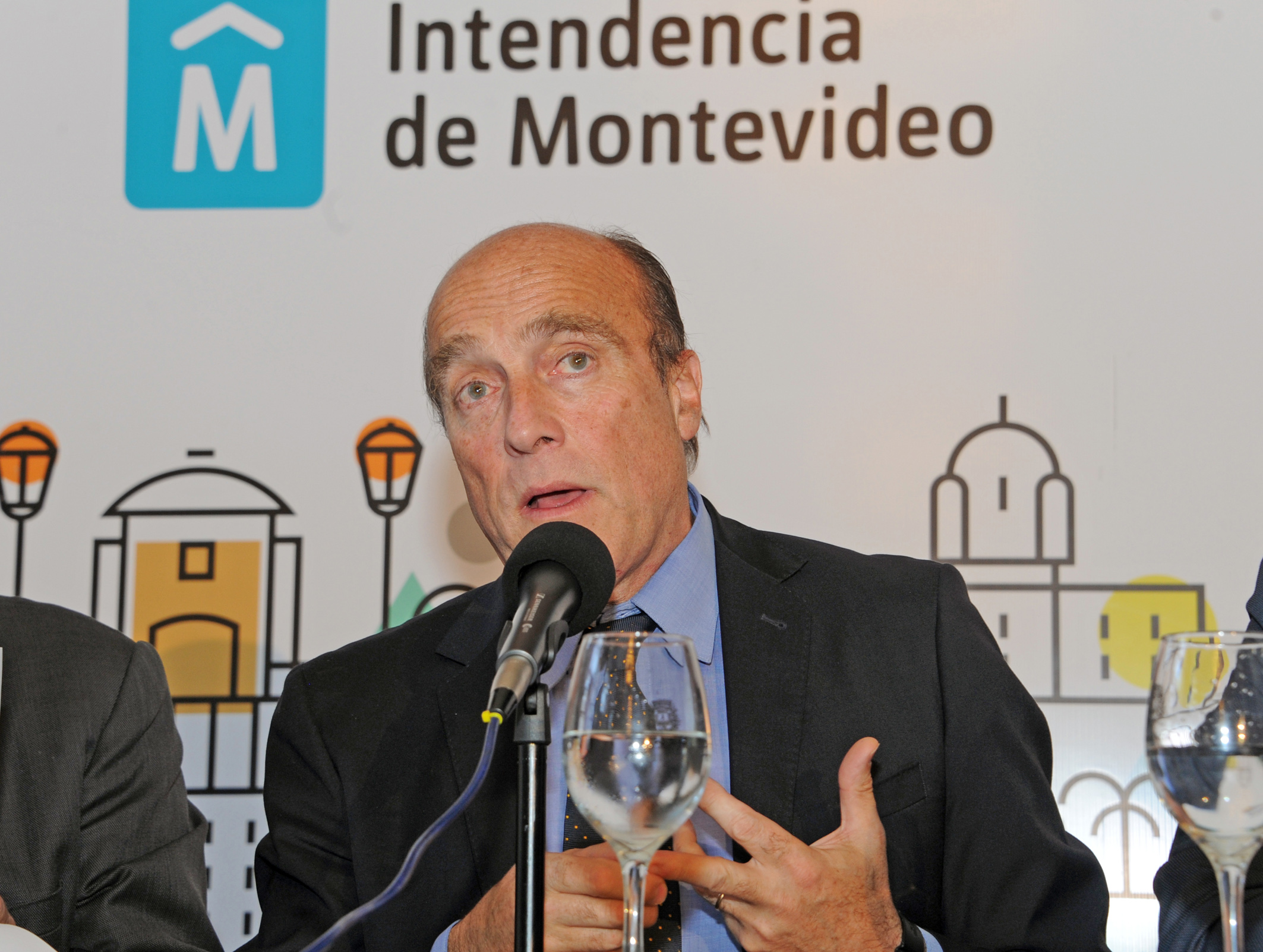 Intendente de Montevideo, Daniel Martínez, haciendo uso de la palabra