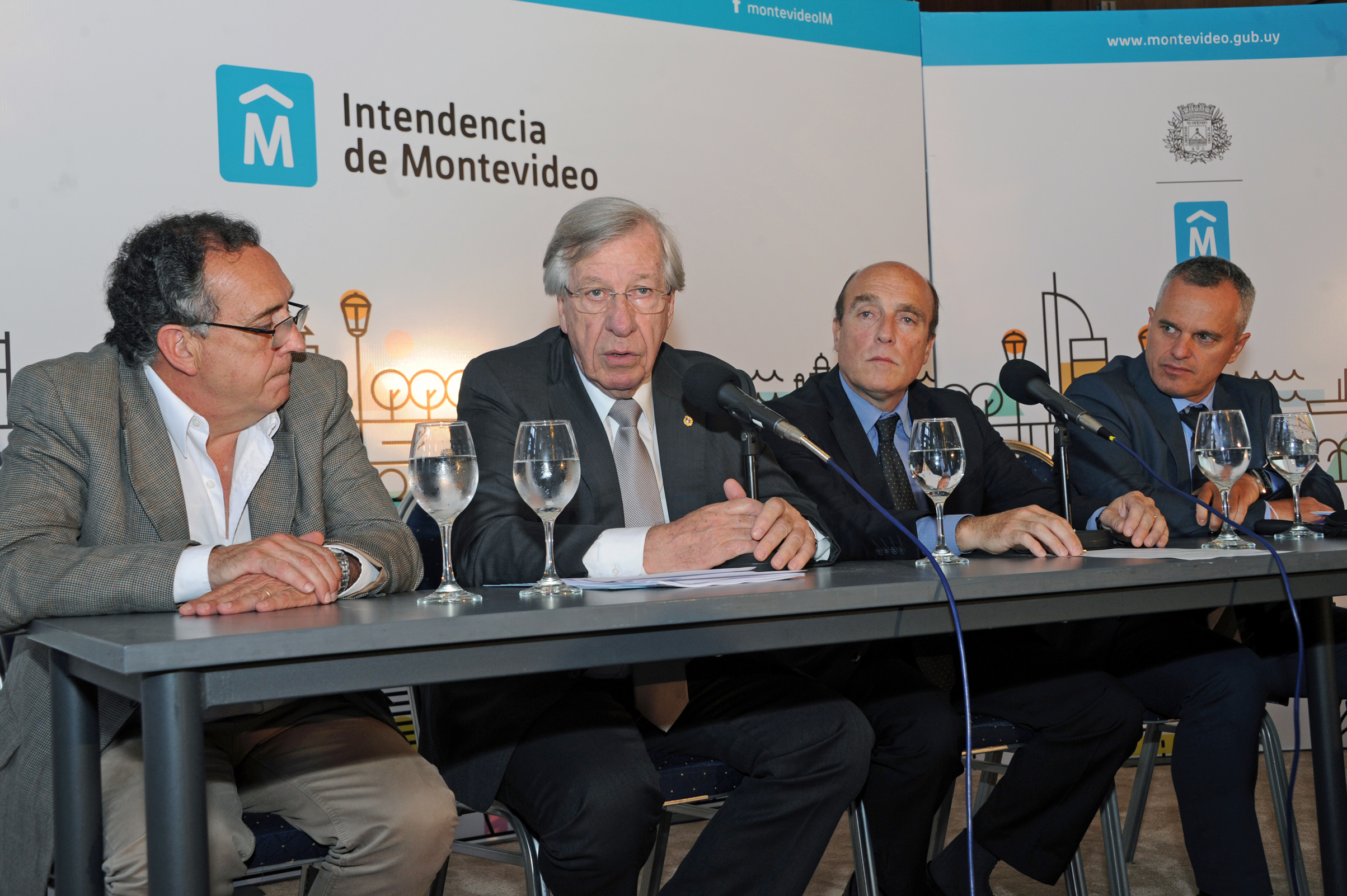 Ministro de Economía y Finanzas, Danilo Astori, dirigiéndose a los presentes
