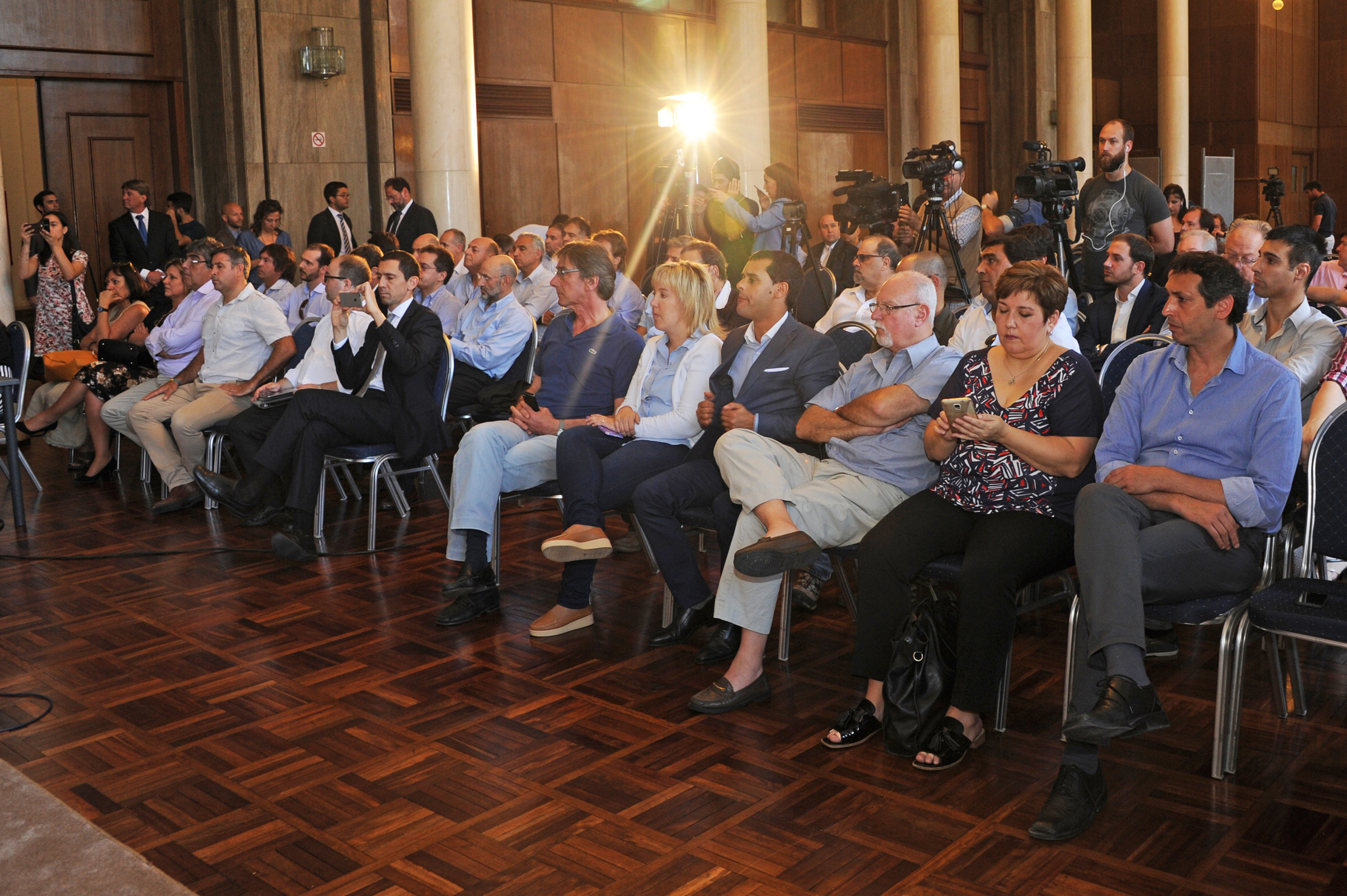 Autoridades y público asistente al lanzamiento de la convocatoria