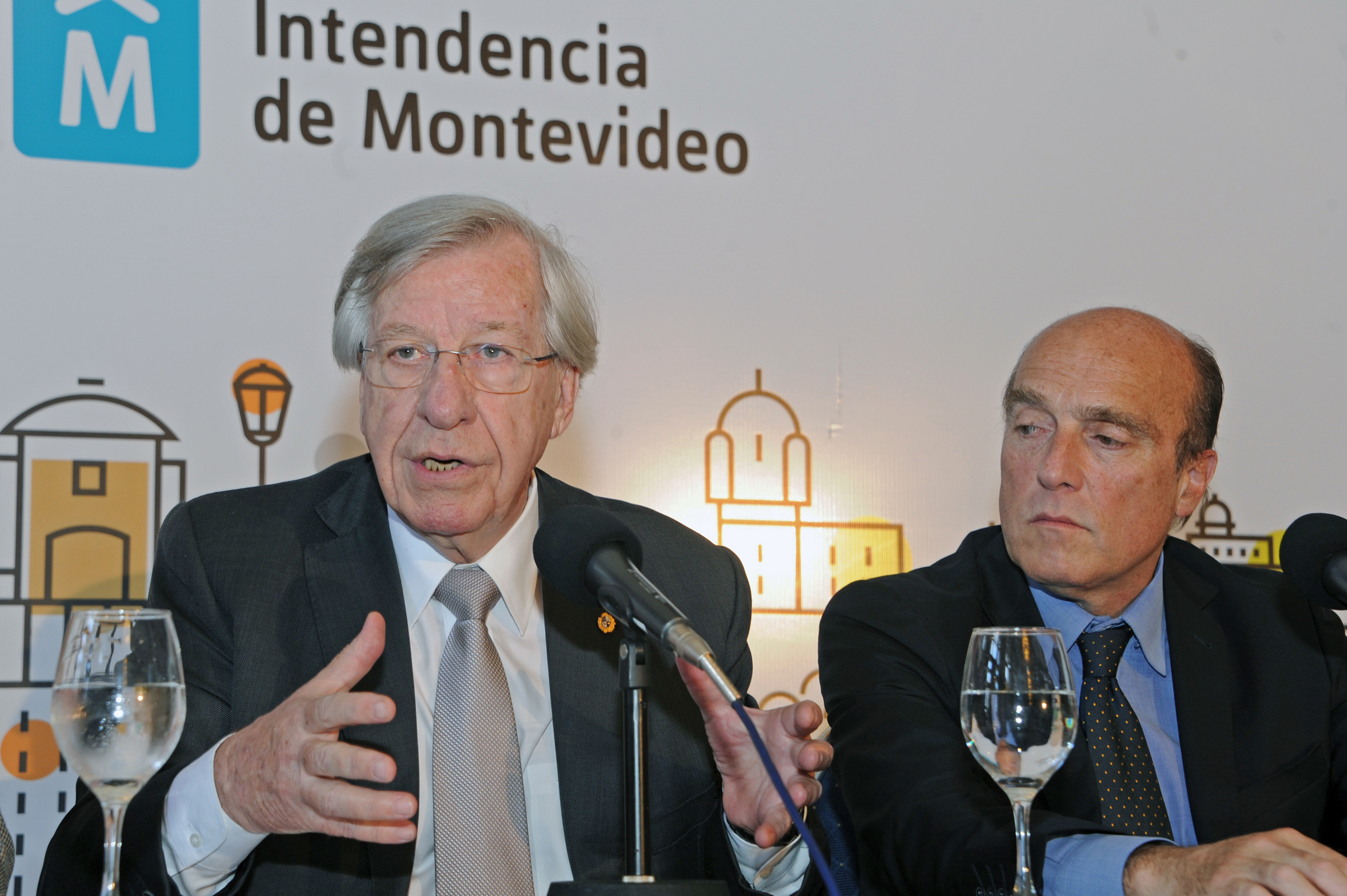 Ministro de Economía y Finanzas, Danilo Astori, dirigiéndose a los presentes