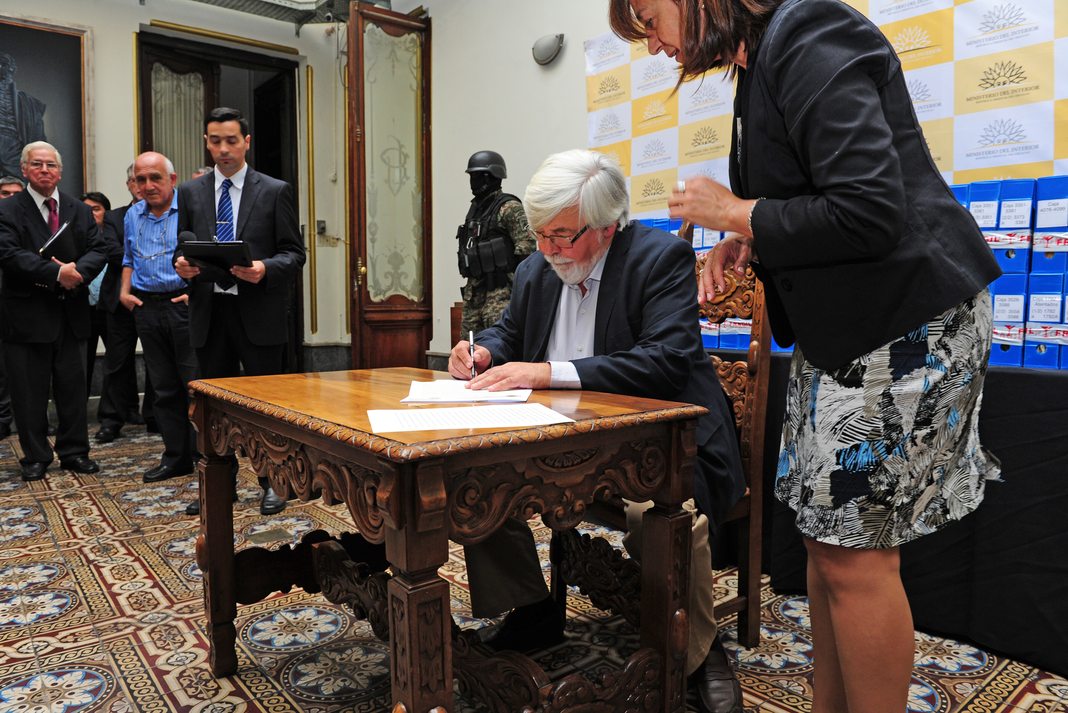 Ministro Bonomi durante la firma del acta de entrega de documentación