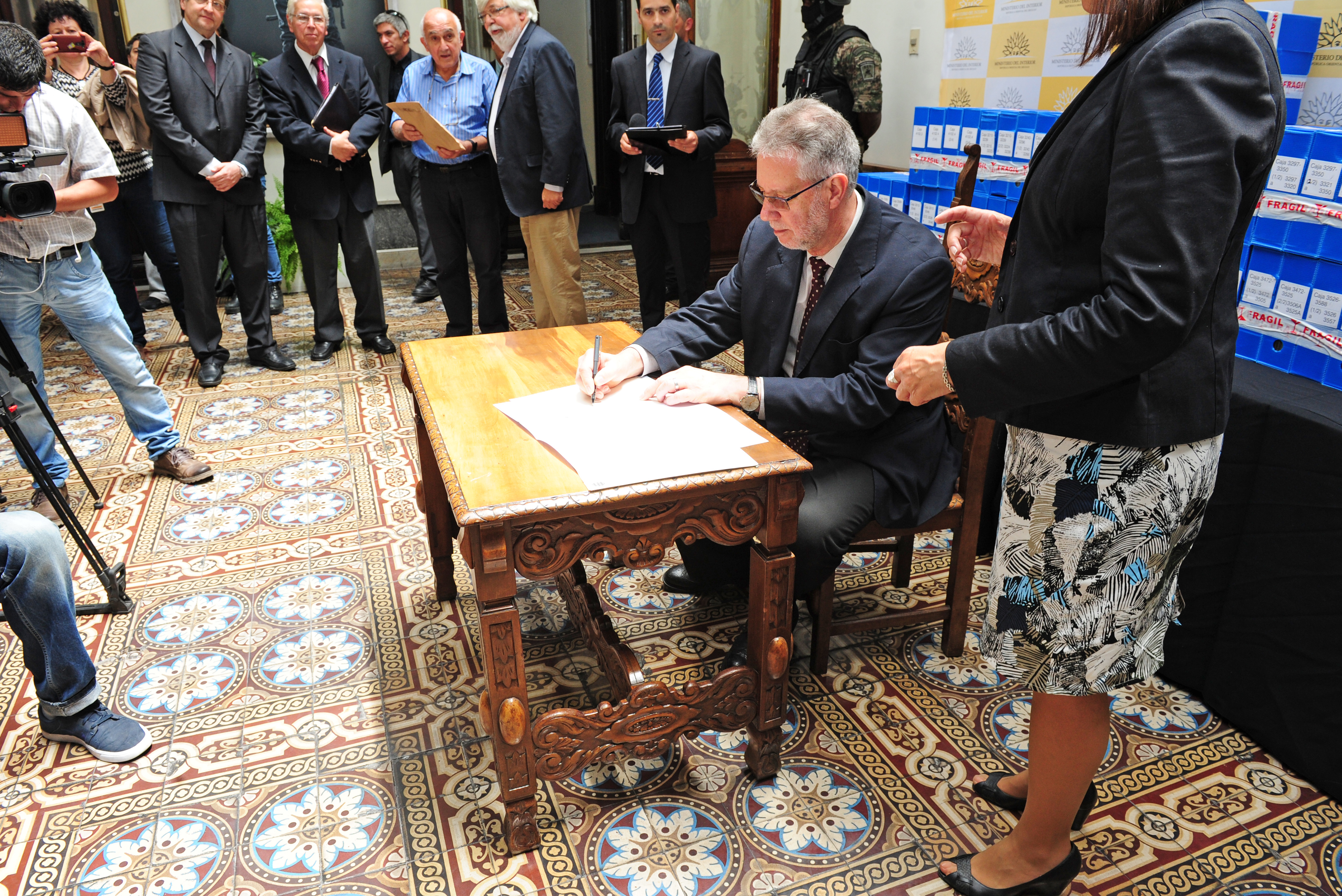 Subsecretario Jorge Vázquez durante la firma del acta de entrega de documentación