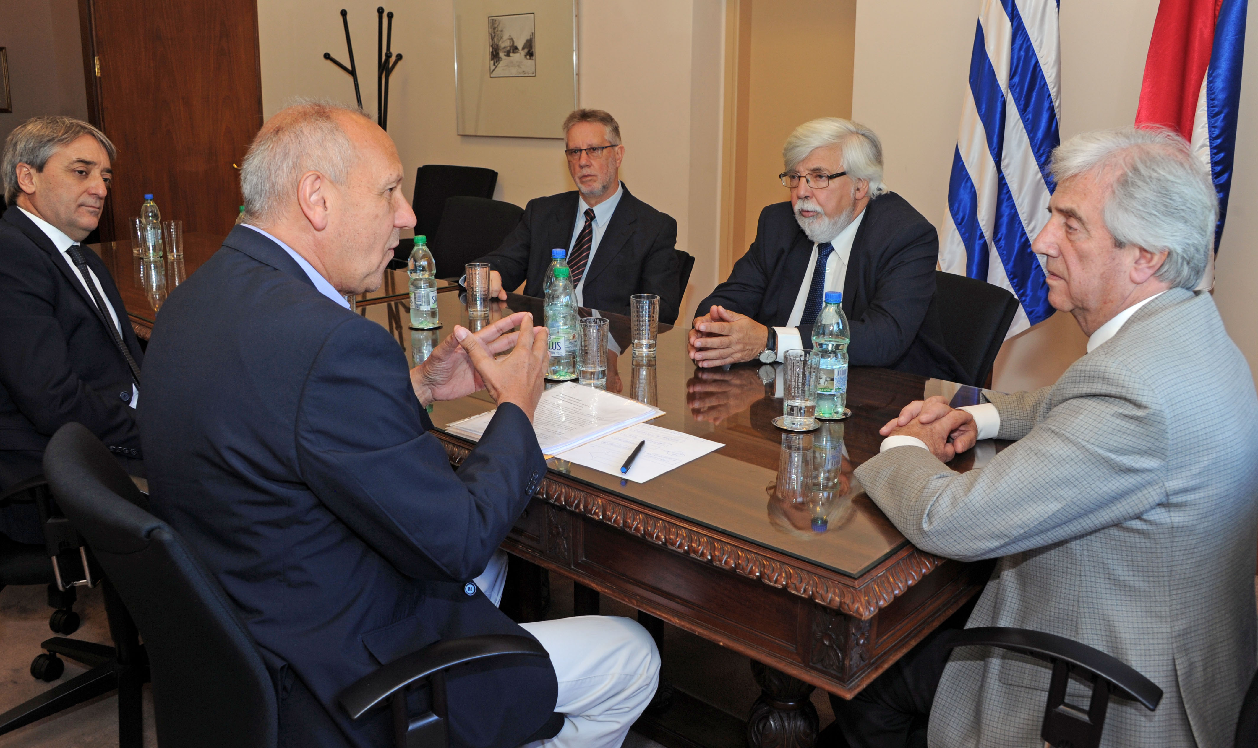 Presidente Tabaré Vázquez junto a Eduardo Bonomi, Jorge Vázquez, Fernando Cáceres y Miguel Ángel Toma