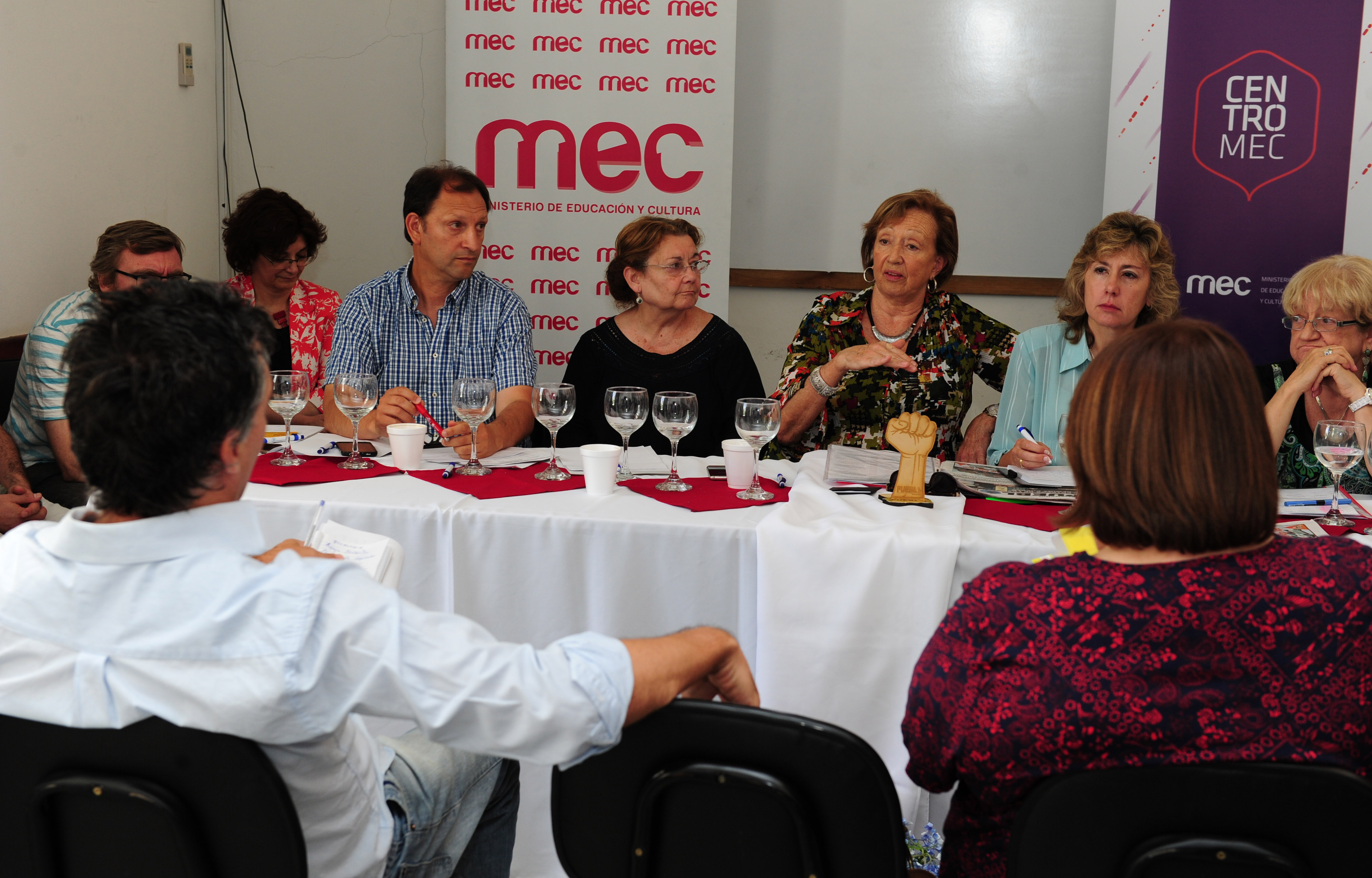 Autoridades del Ministerio de Educación y Cultura en Flores