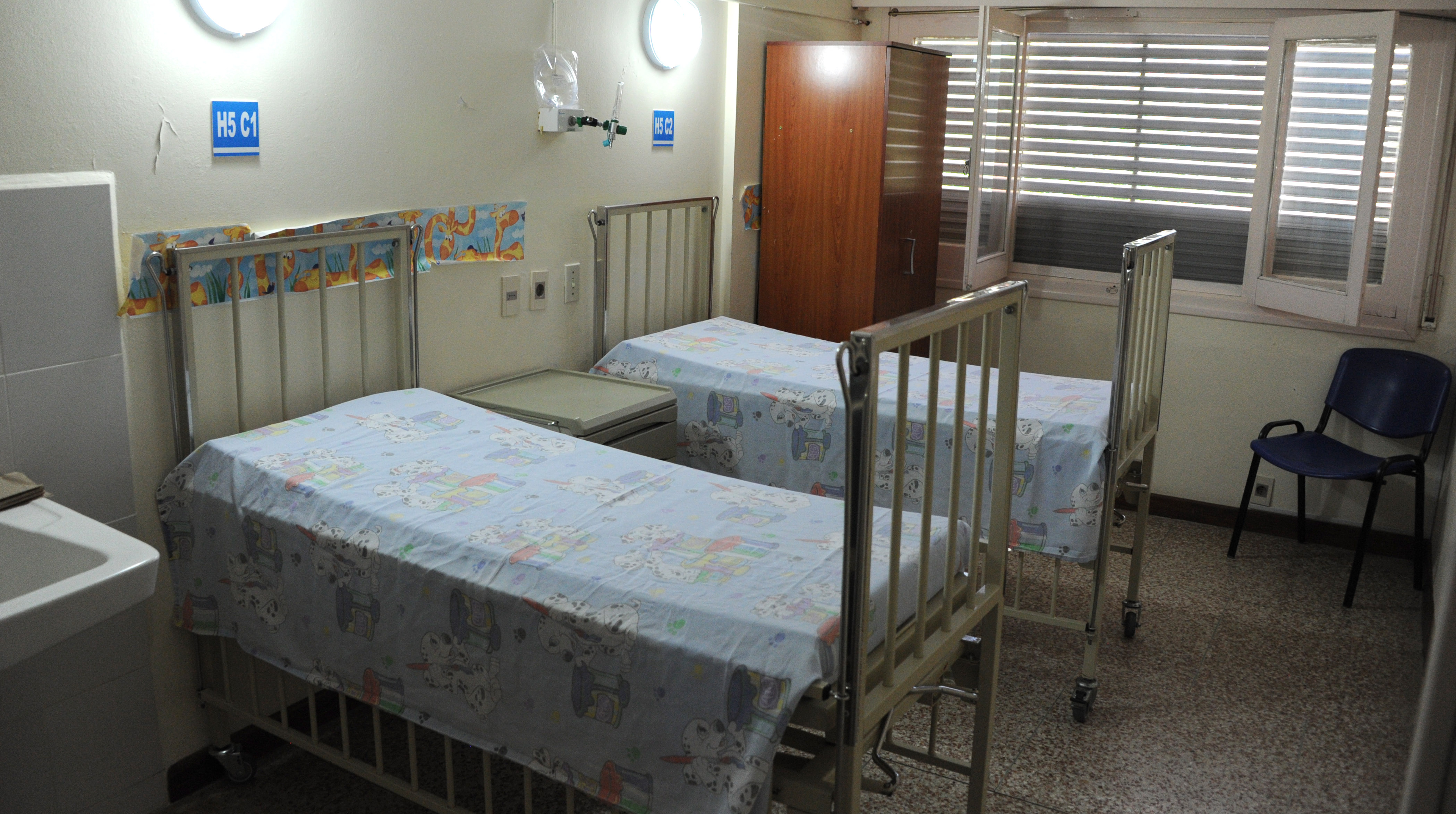 Recorrida por el hospital de Flores por parte de autoridades del MSP, encabezadas por el ministro Jorge Basso