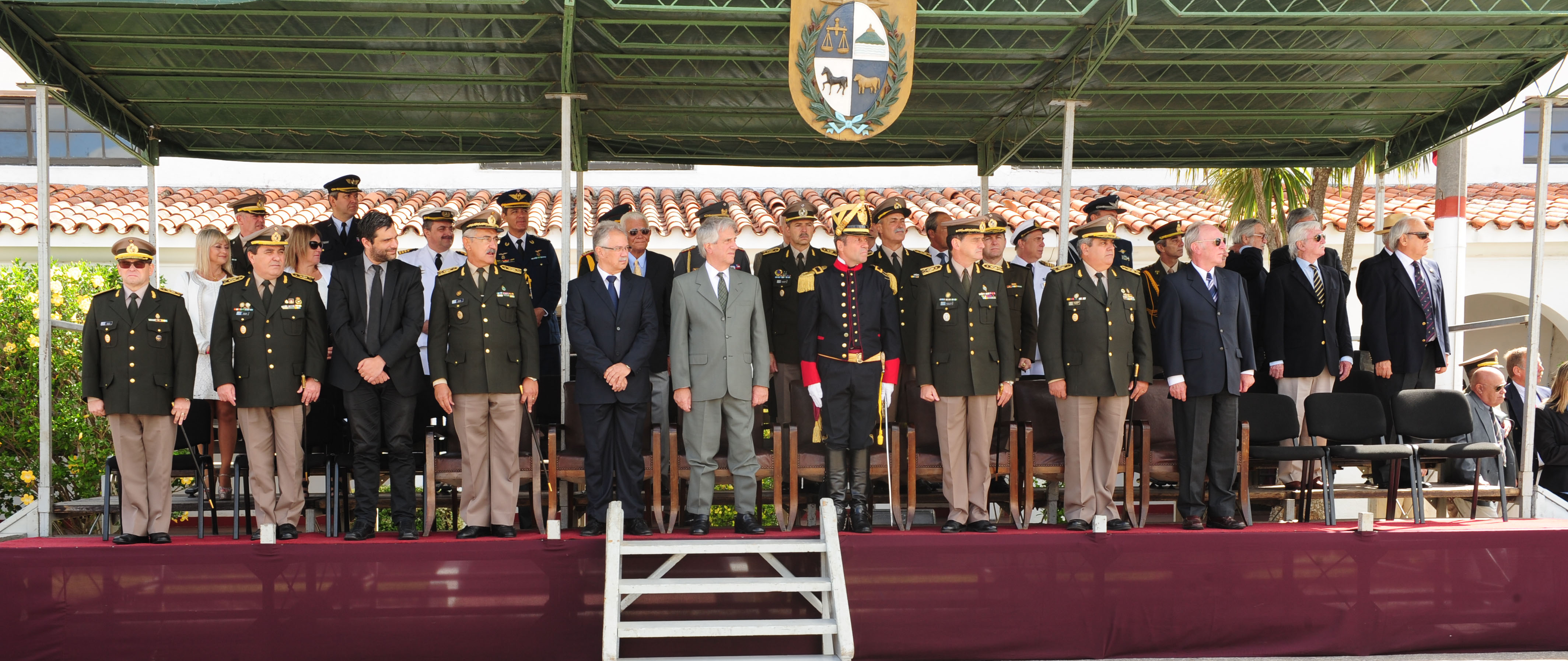 Autoridades observan el desfile