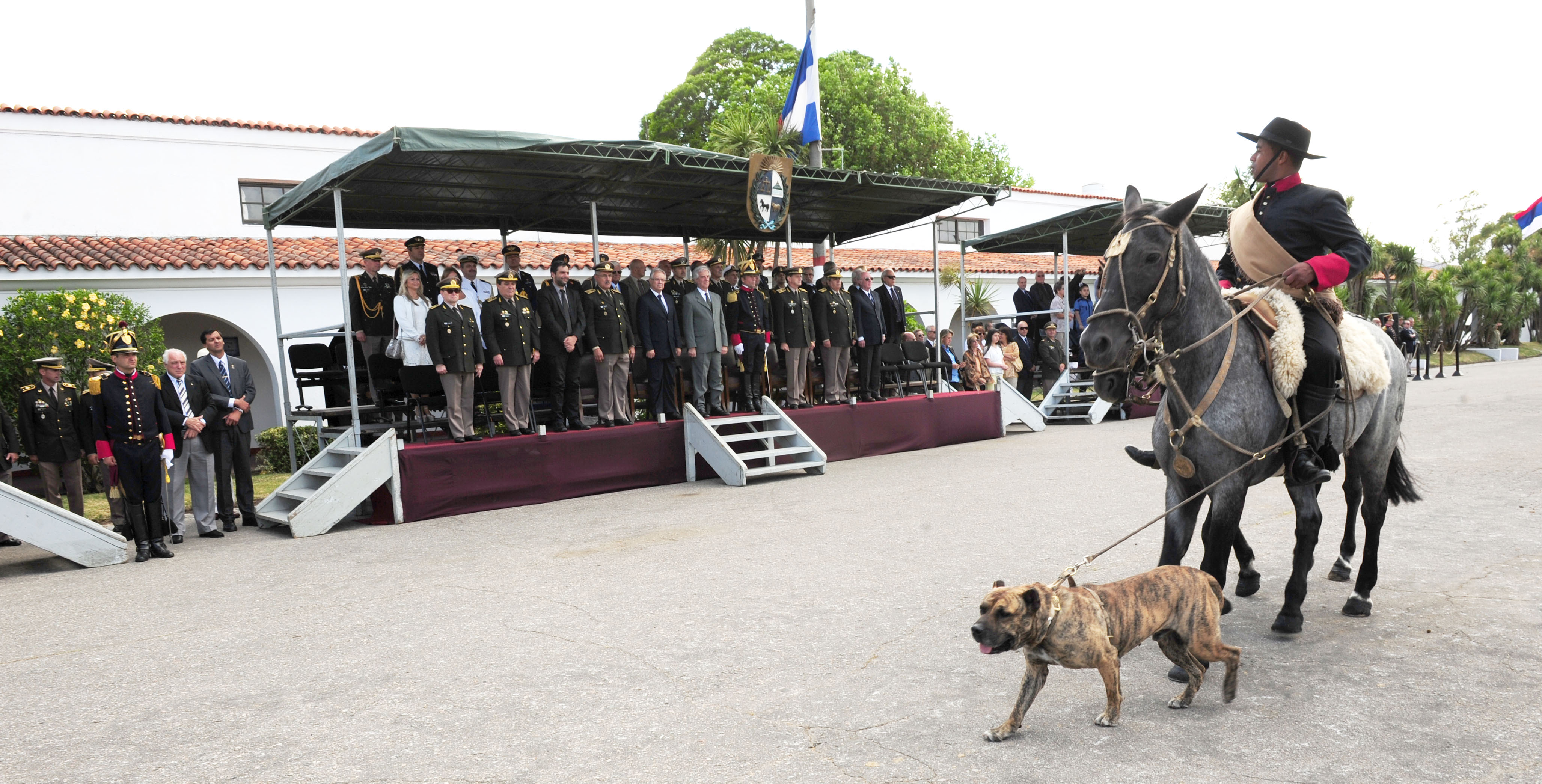 Autoridades observan el desfile
