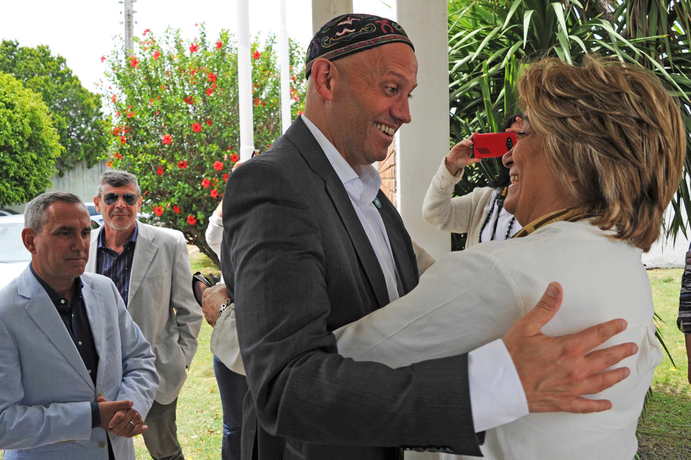 Ministro argentino Sergio Bergman junto a ministra uruguaya Eneida de León