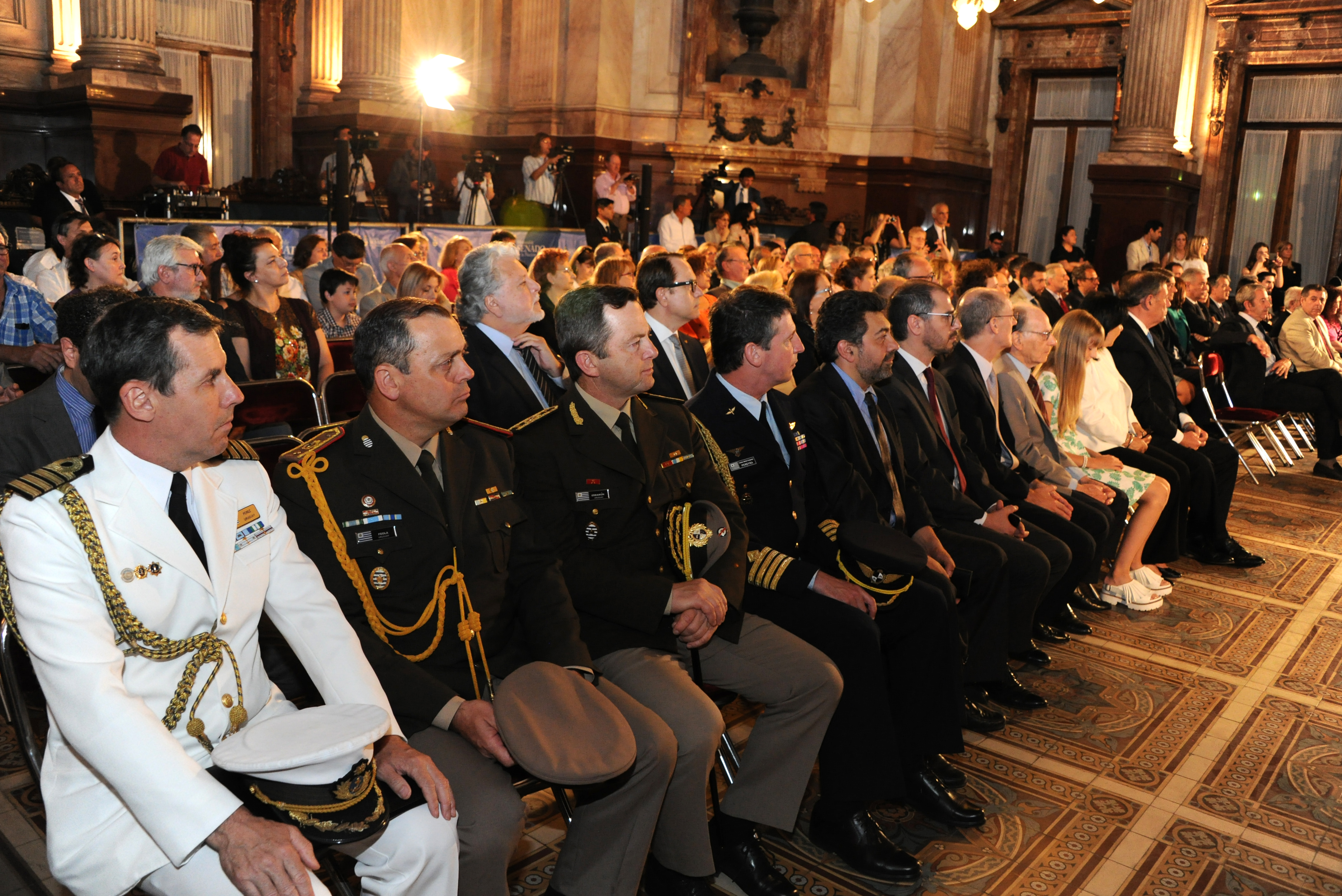 Autoridades Nacionales que acompañaron al Presidente Vázquez a la ceremonia de premiación del Senado de la República Argentina