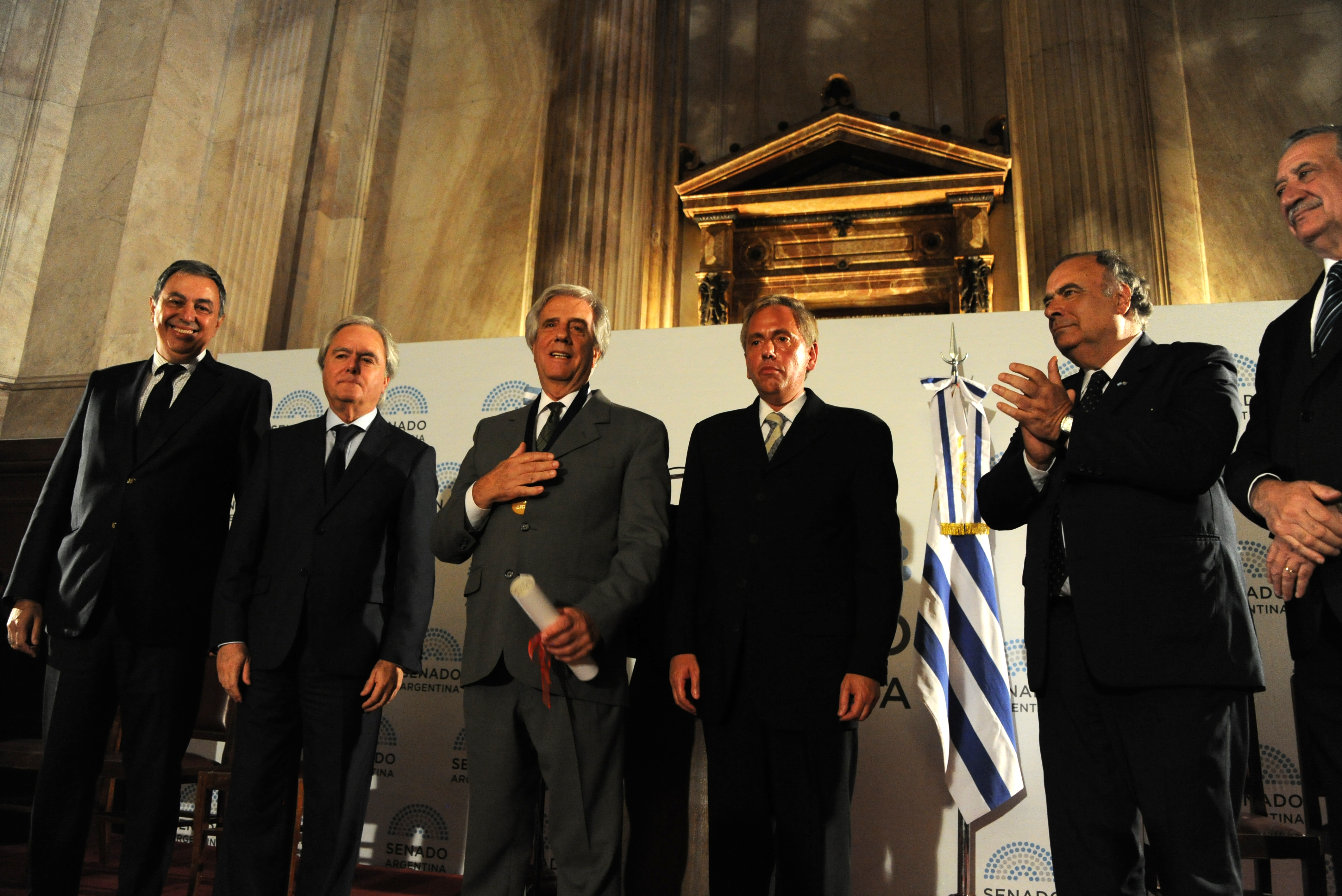 Presidente Tabaré Vázquez recibe, en el Senado de la República Argentina, Premio Derechos Humanos 2016
