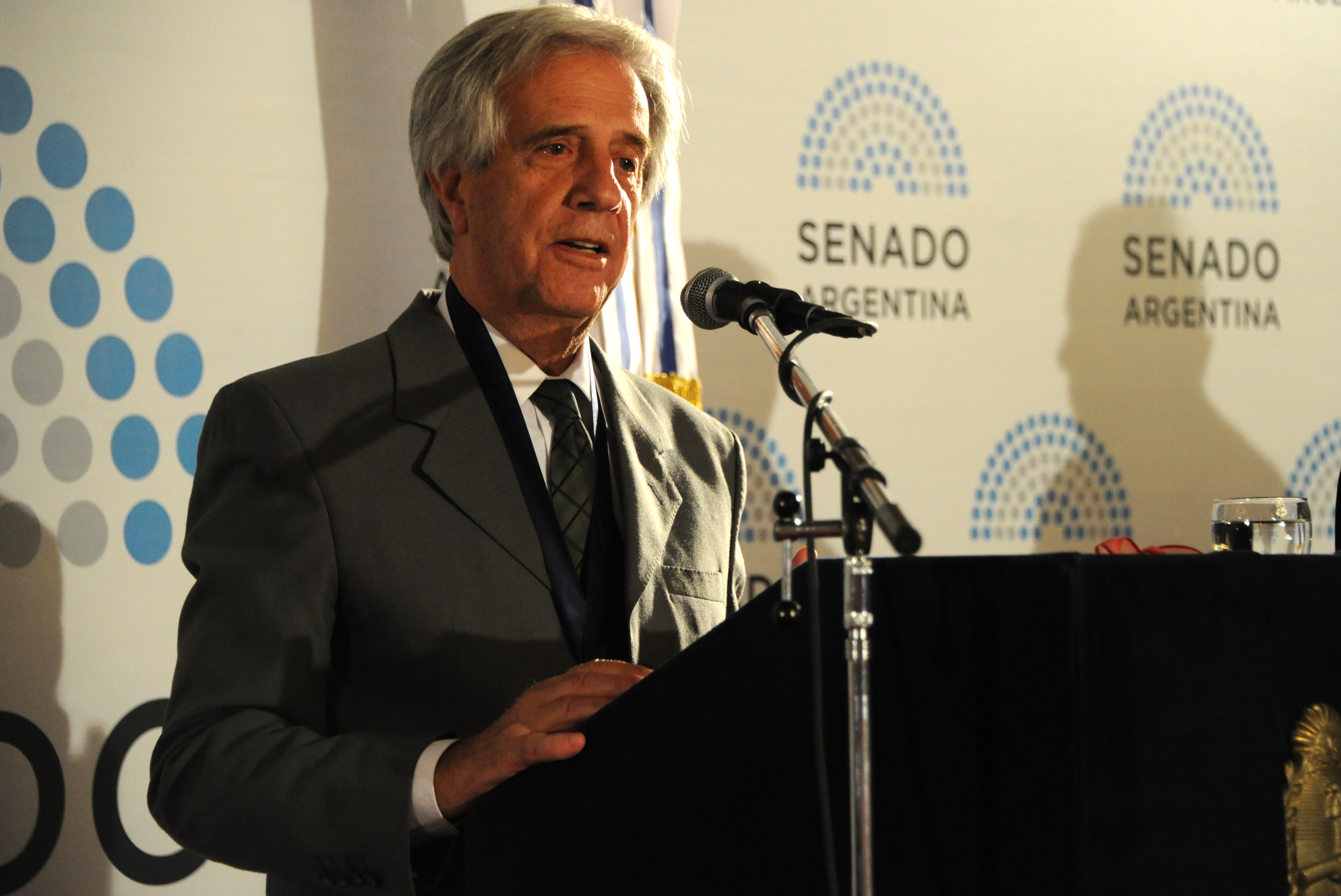 Presidente Tabaré Vázquez haciendo uso de la palabra, al ser distinguido con el Premio Derechos Humanos 2016 del Senado de la República Argentina