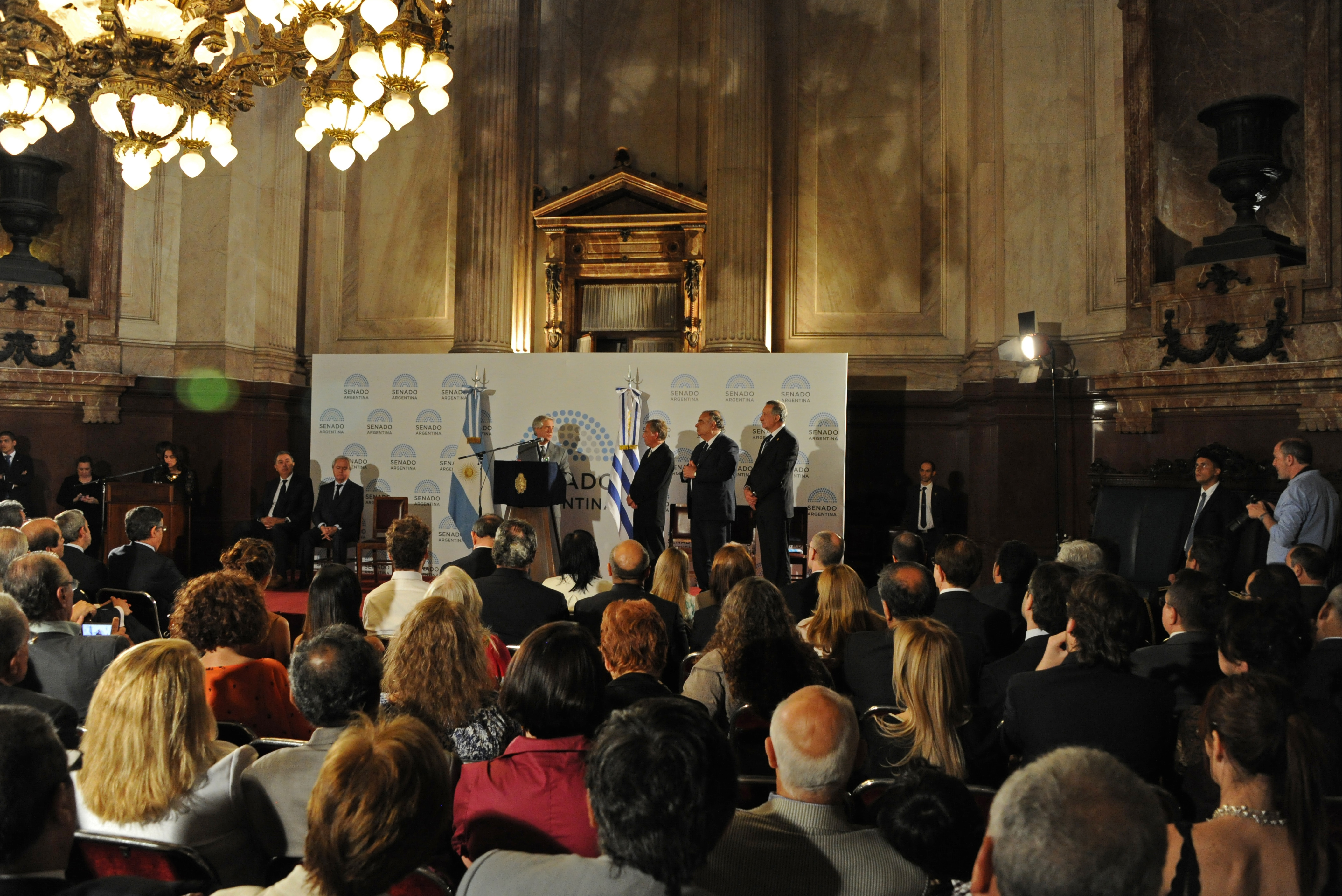 Presidente Tabaré Vázquez recibe, en el Senado de la República Argentina, Premio Derechos Humanos 2016